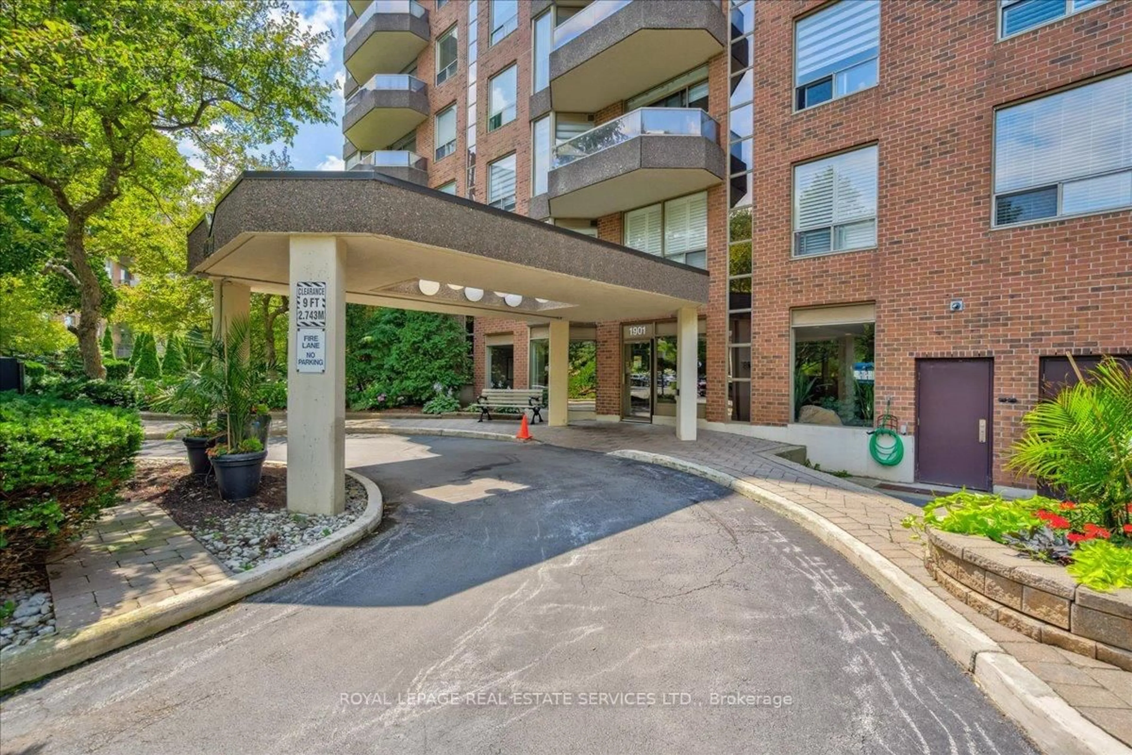 Indoor foyer for 1901 Pilgrims Way #305, Oakville Ontario L6M 2W9