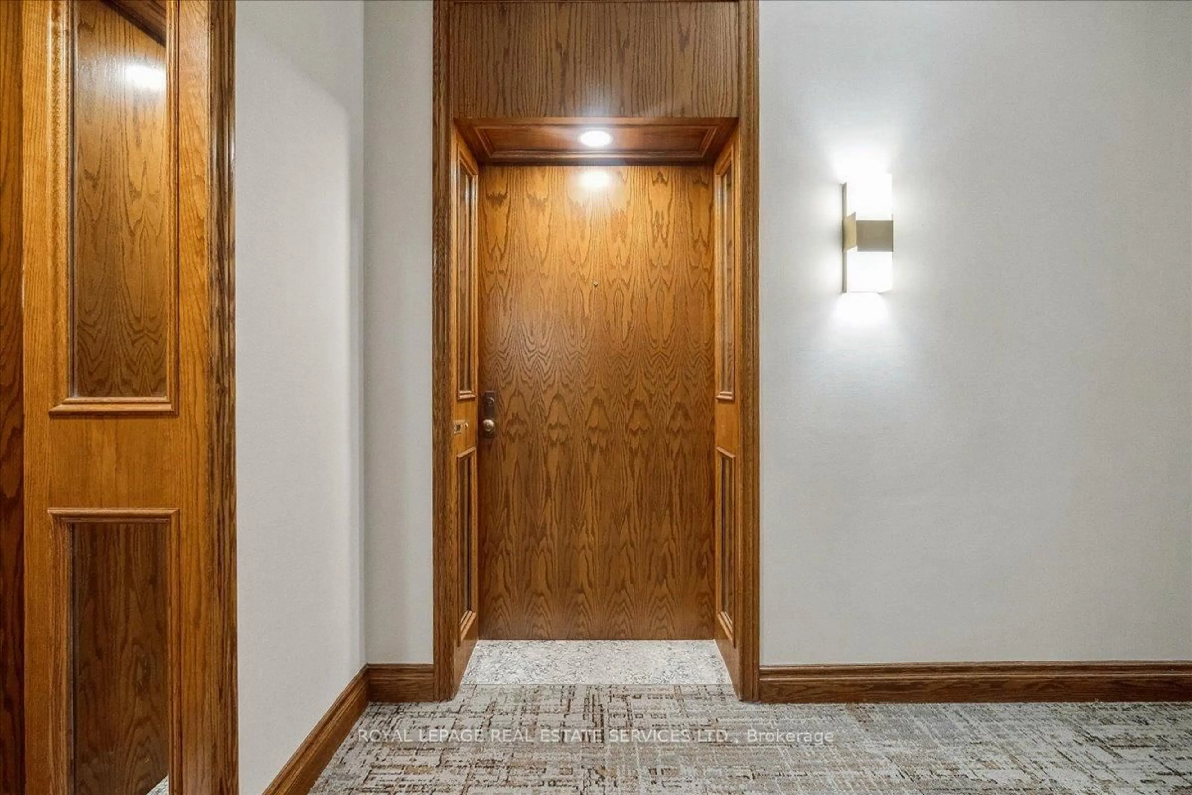 Indoor foyer for 1901 Pilgrims Way #305, Oakville Ontario L6M 2W9