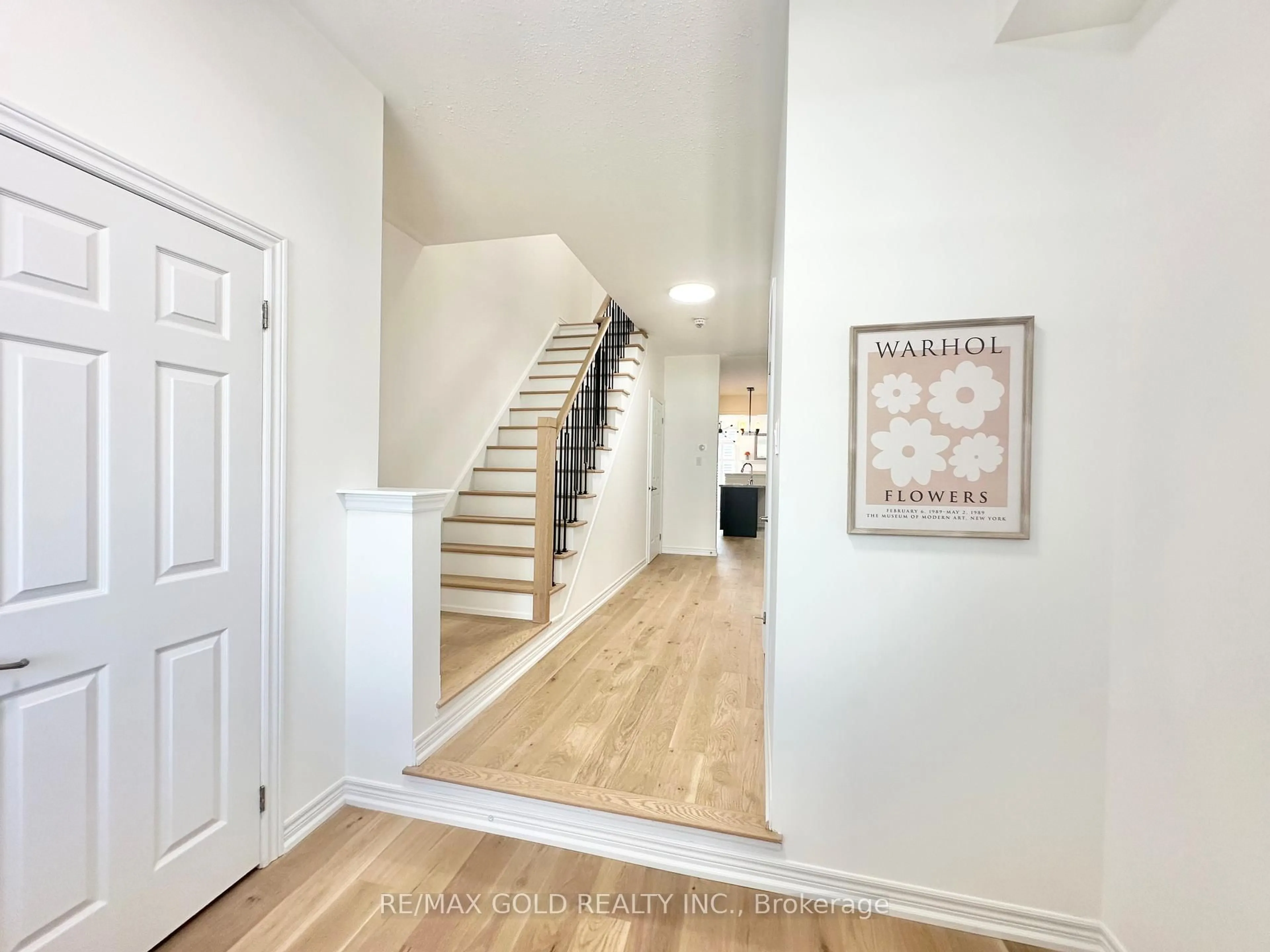 Indoor entryway for 111 Huguenot Rd, Oakville Ontario L6H 0M3