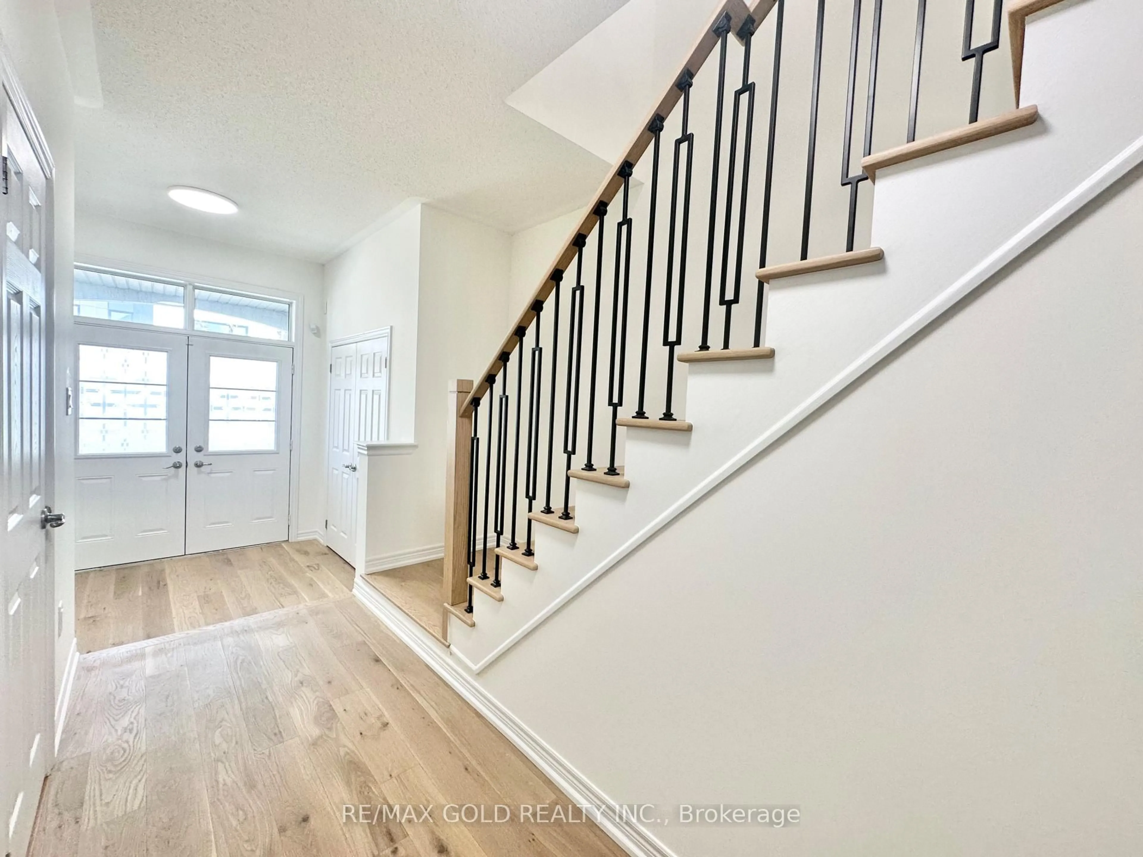 Stairs for 111 Huguenot Rd, Oakville Ontario L6H 0M3
