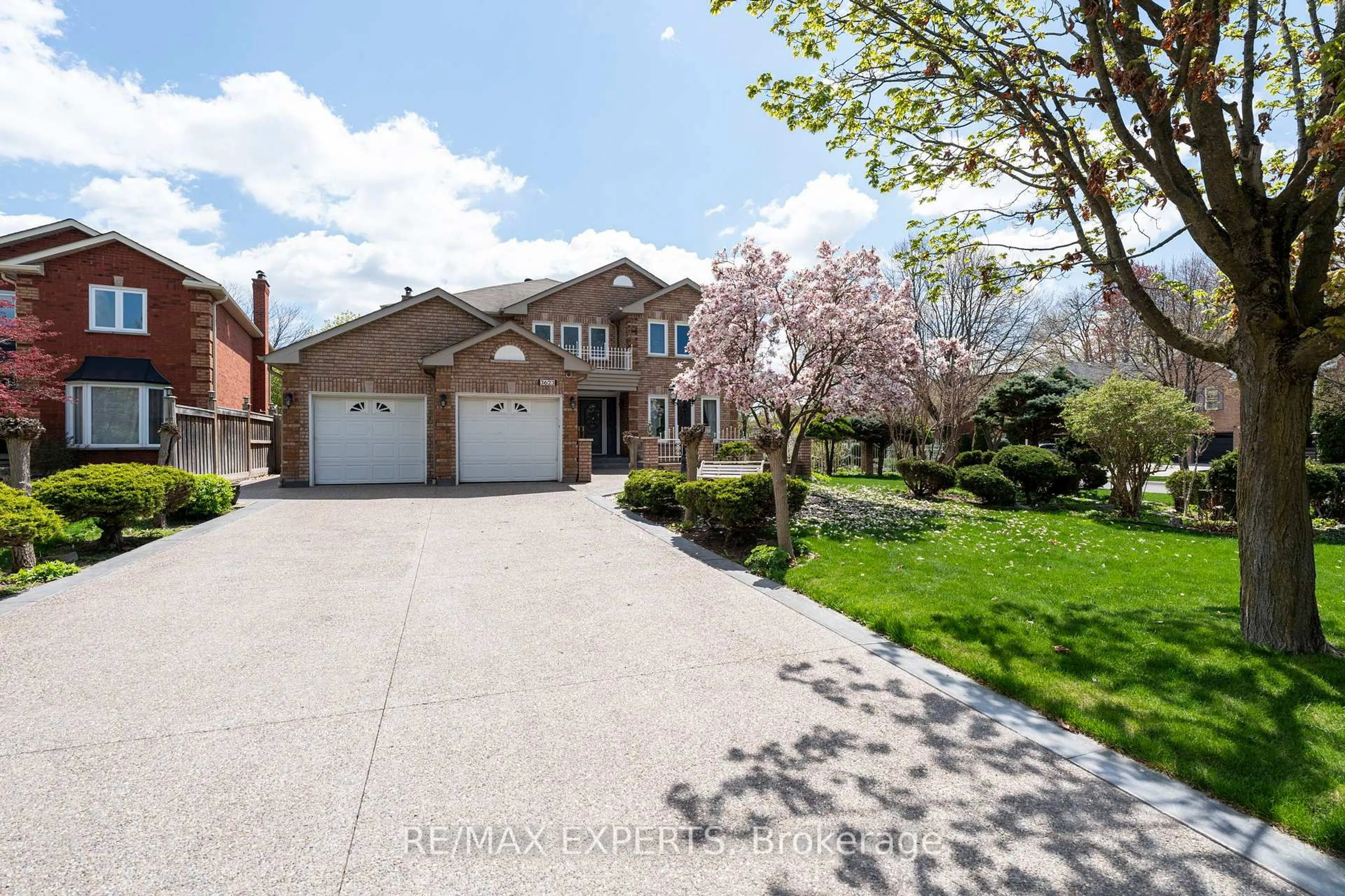 A pic from outside/outdoor area/front of a property/back of a property/a pic from drone, street for 3623 East Park Crt, Mississauga Ontario L5L 4V5