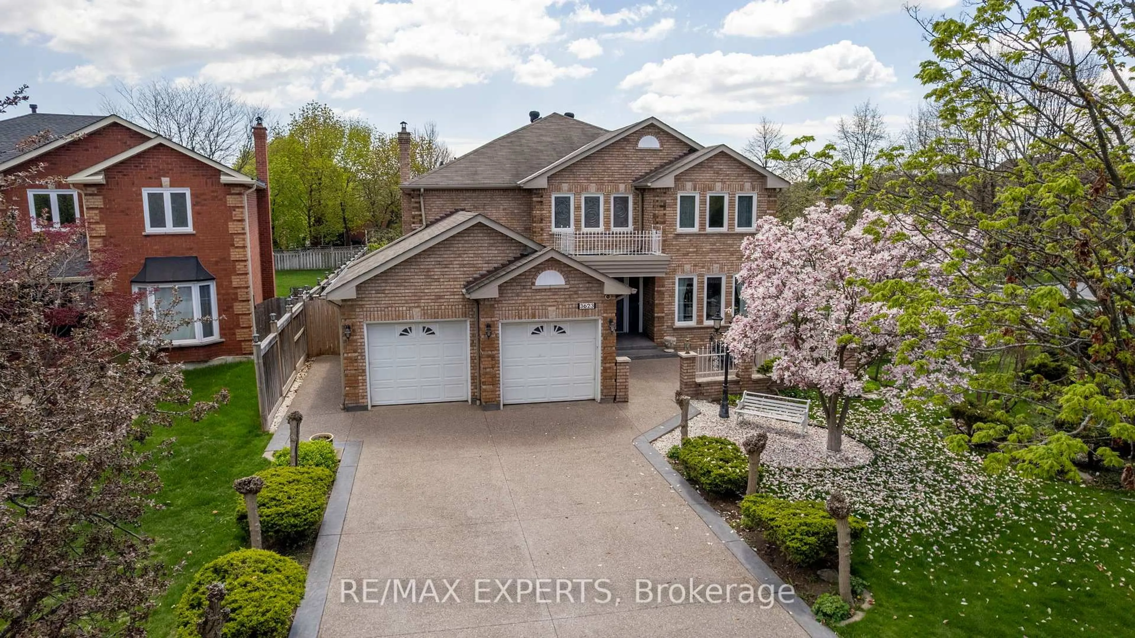 A pic from outside/outdoor area/front of a property/back of a property/a pic from drone, street for 3623 East Park Crt, Mississauga Ontario L5L 4V5
