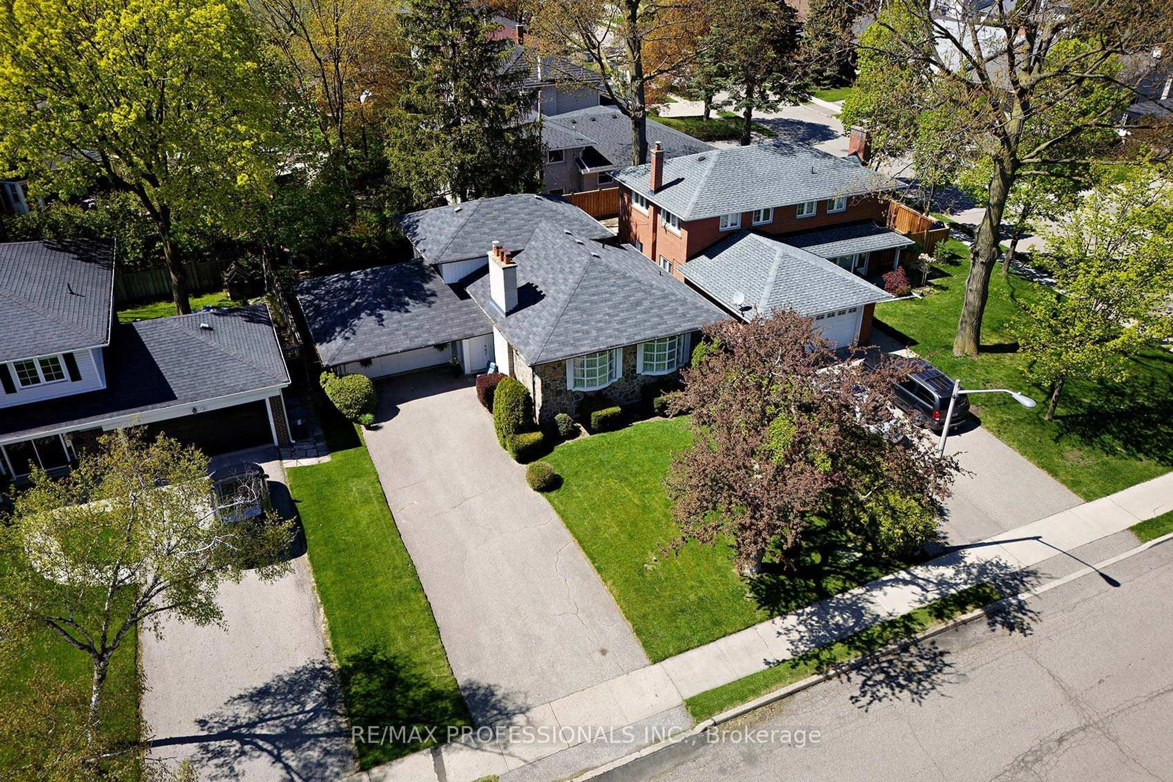 A pic from outside/outdoor area/front of a property/back of a property/a pic from drone, street for 36 Boxwood Rd, Toronto Ontario M9C 2W5