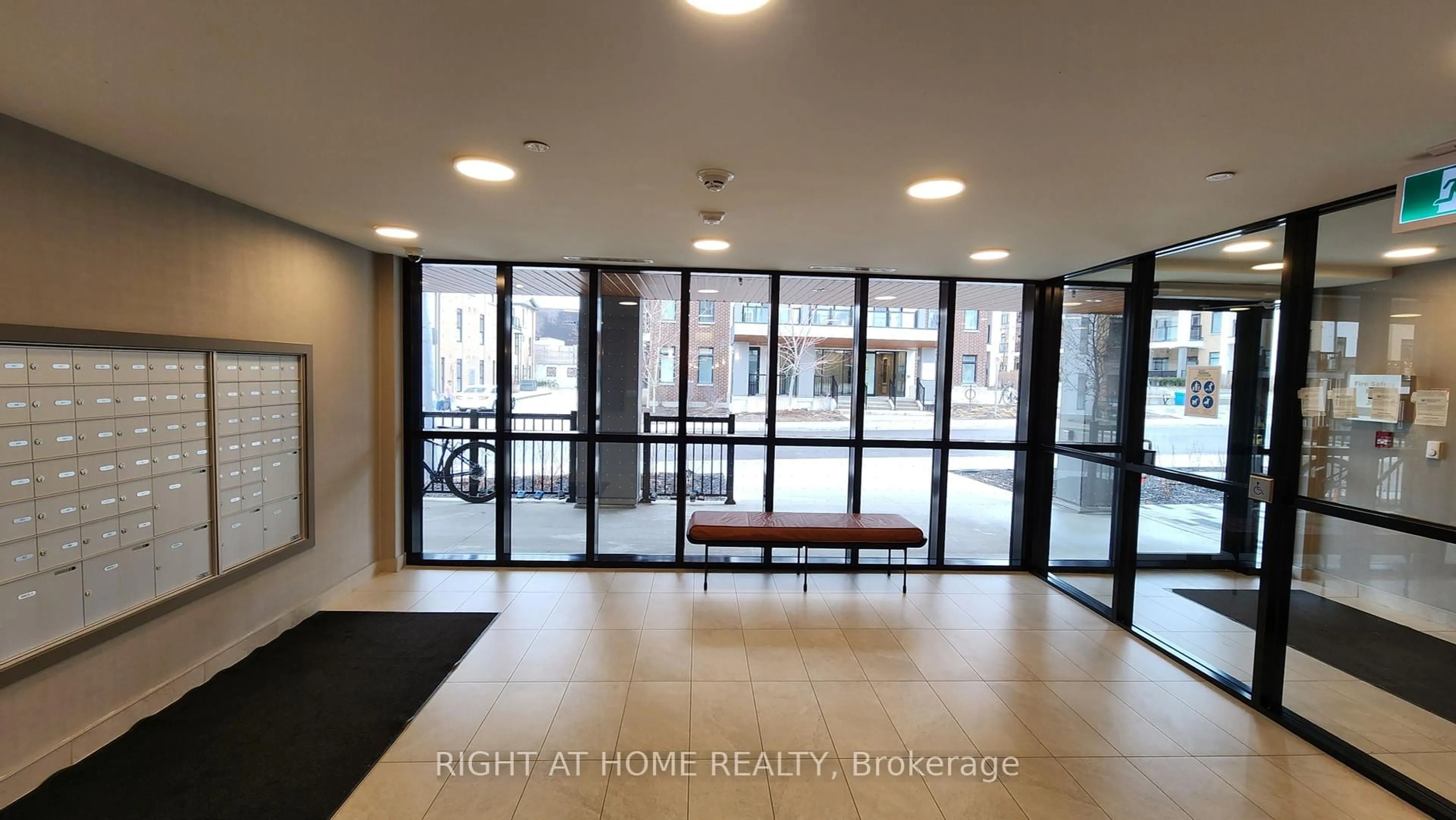 Indoor foyer for 135 Canon Jackson Dr #403, Toronto Ontario M6M 0C3