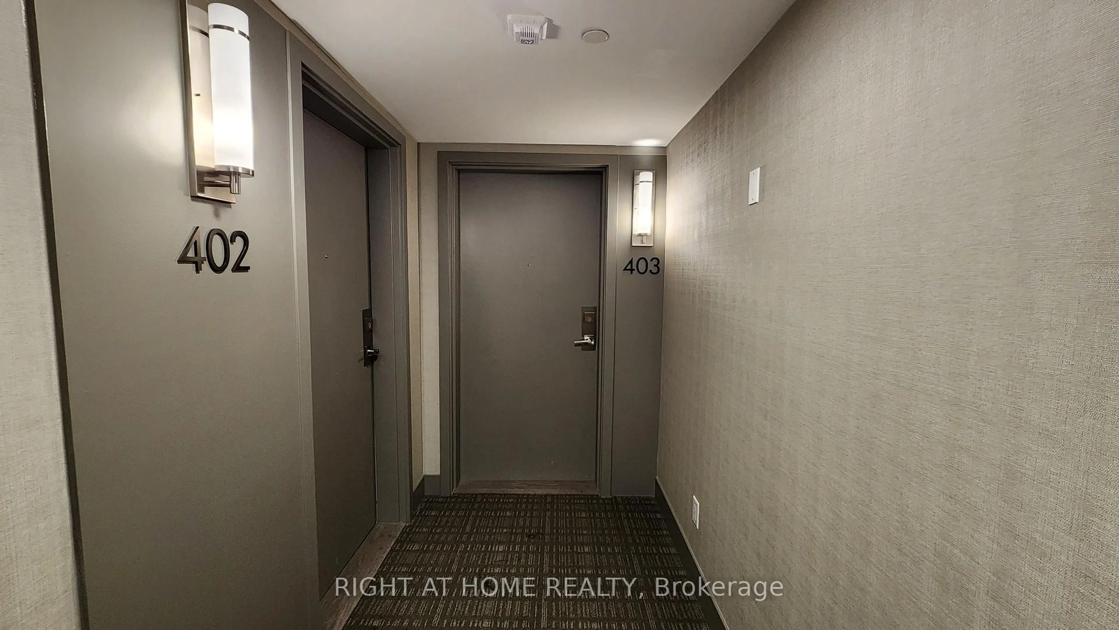 Indoor entryway for 135 Canon Jackson Dr #403, Toronto Ontario M6M 0C3