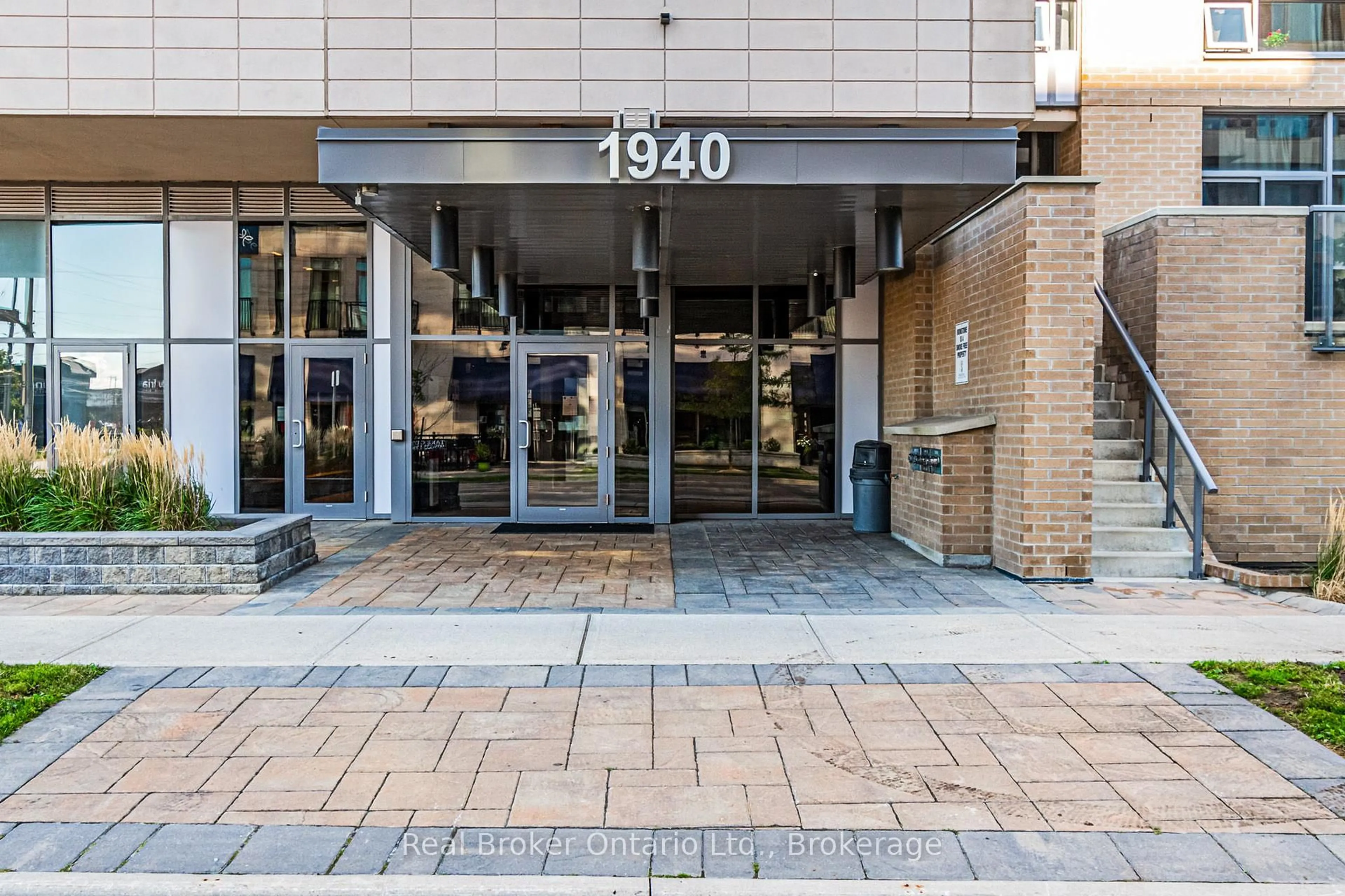 Indoor foyer for 1940 Ironstone Dr #219, Burlington Ontario L7L 0E4