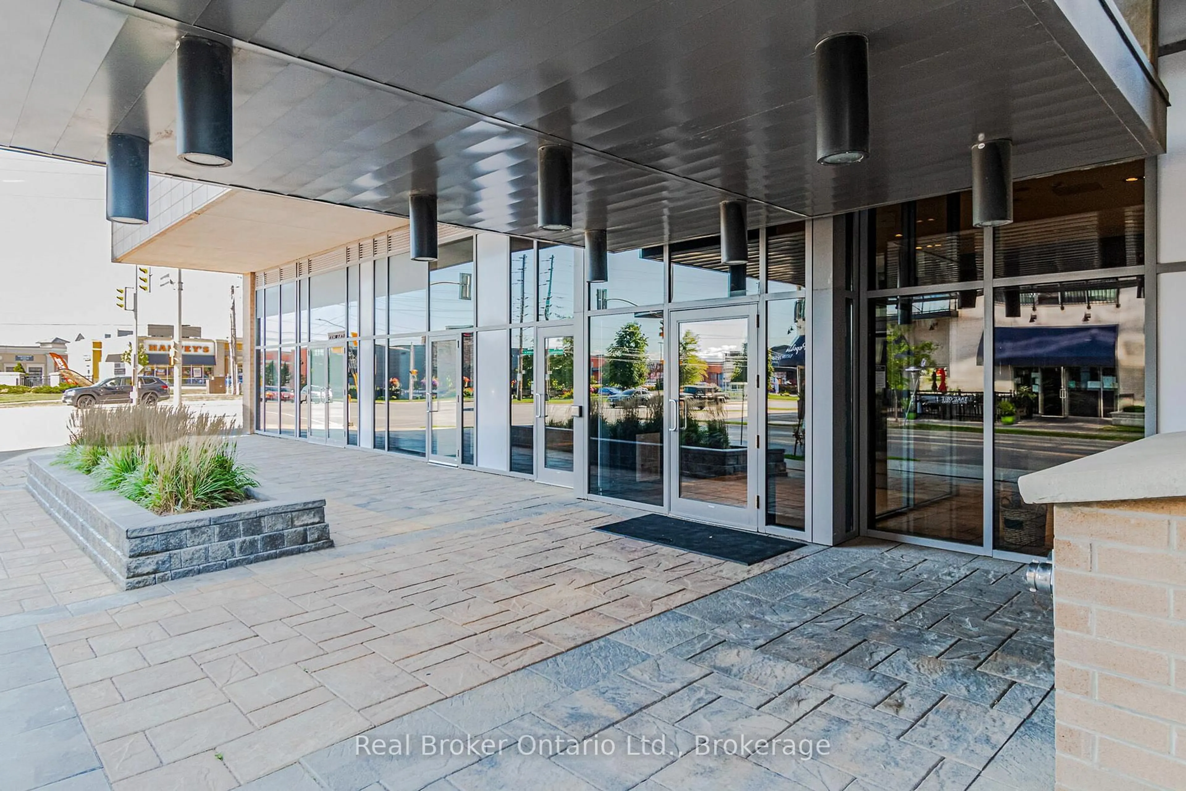 Indoor foyer for 1940 Ironstone Dr #219, Burlington Ontario L7L 0E4