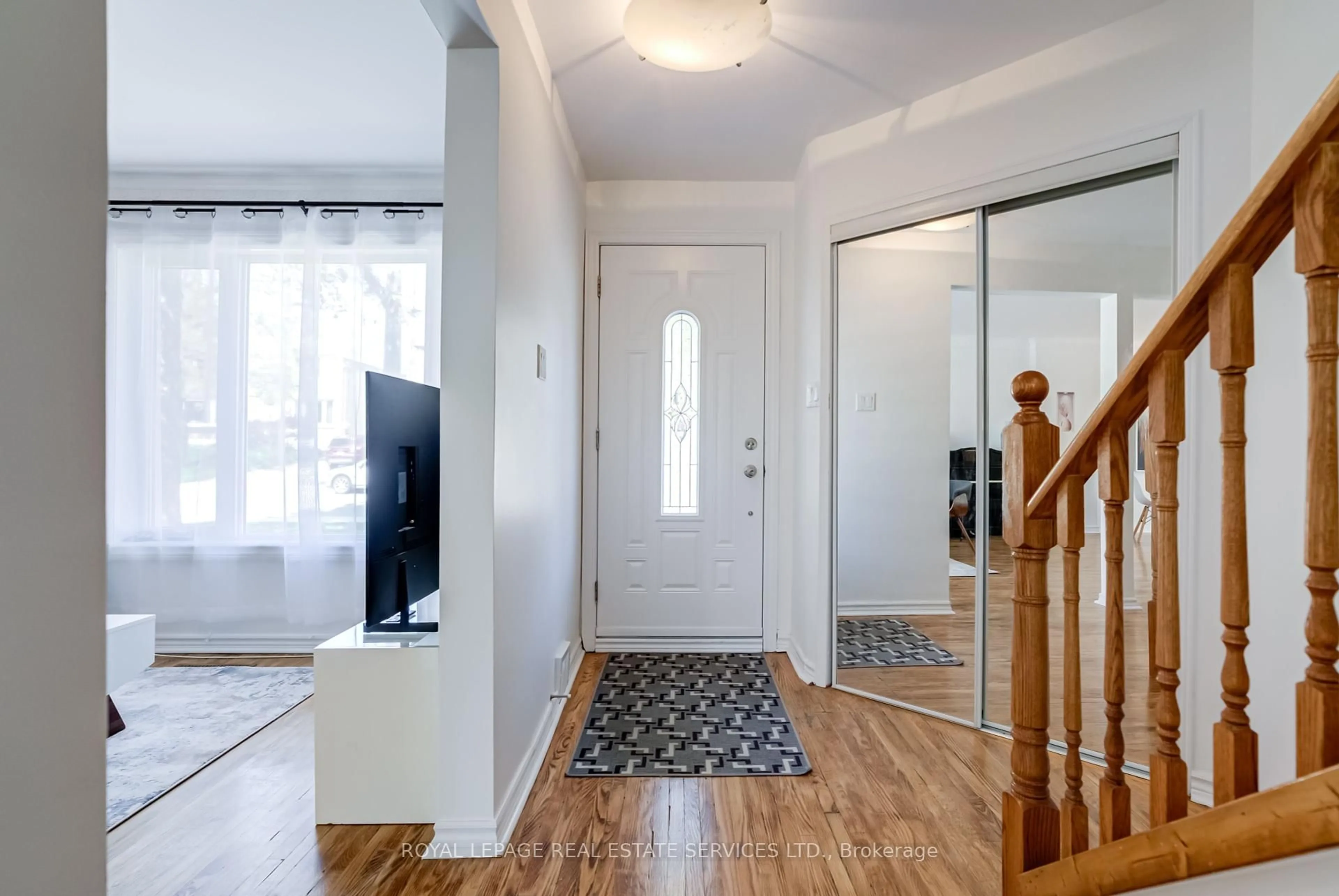 Indoor entryway for 34 Skylark Rd, Toronto Ontario M6S 4M4