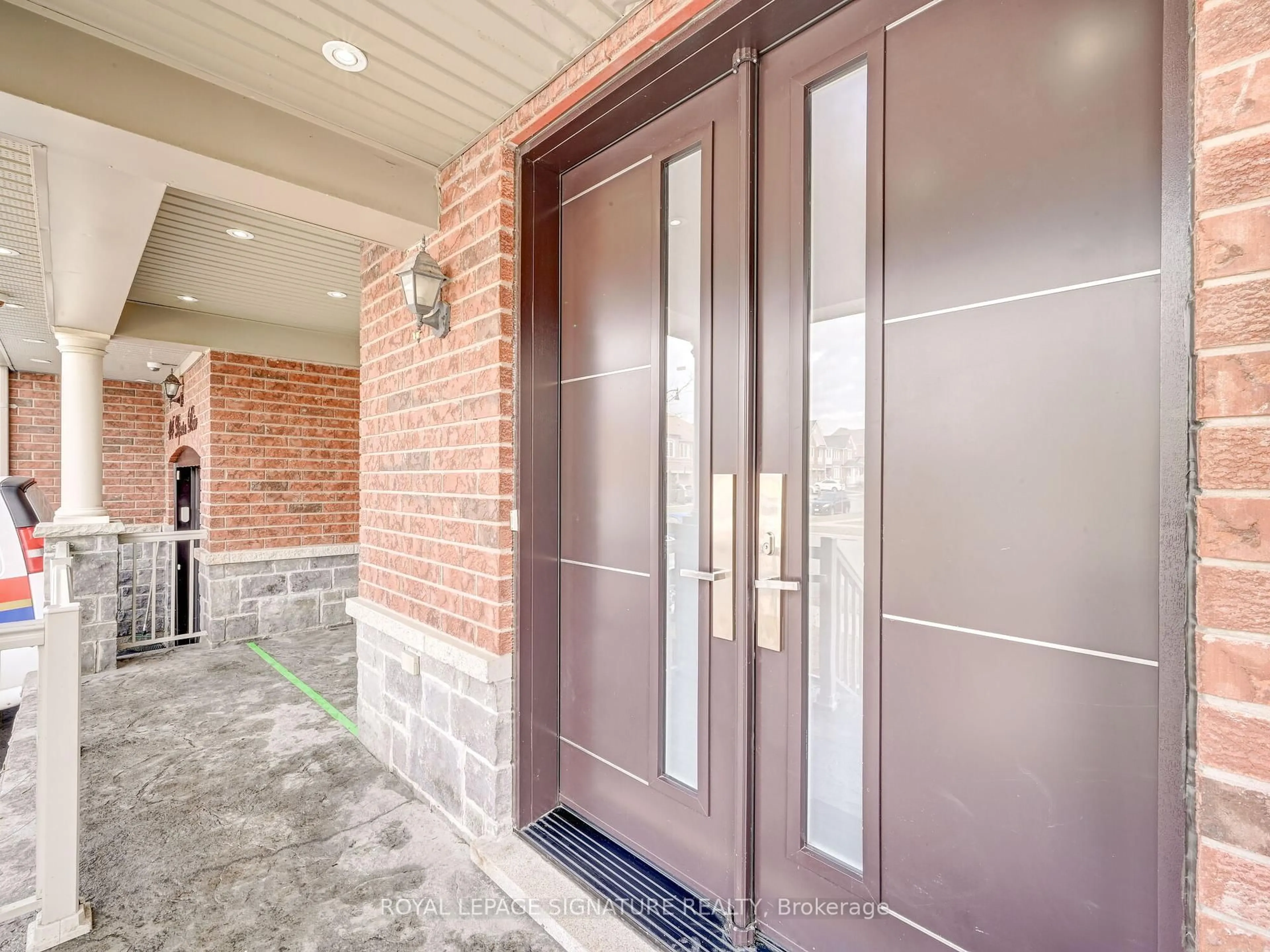 Indoor entryway for 106 Naperton Dr, Brampton Ontario L6R 0Z9