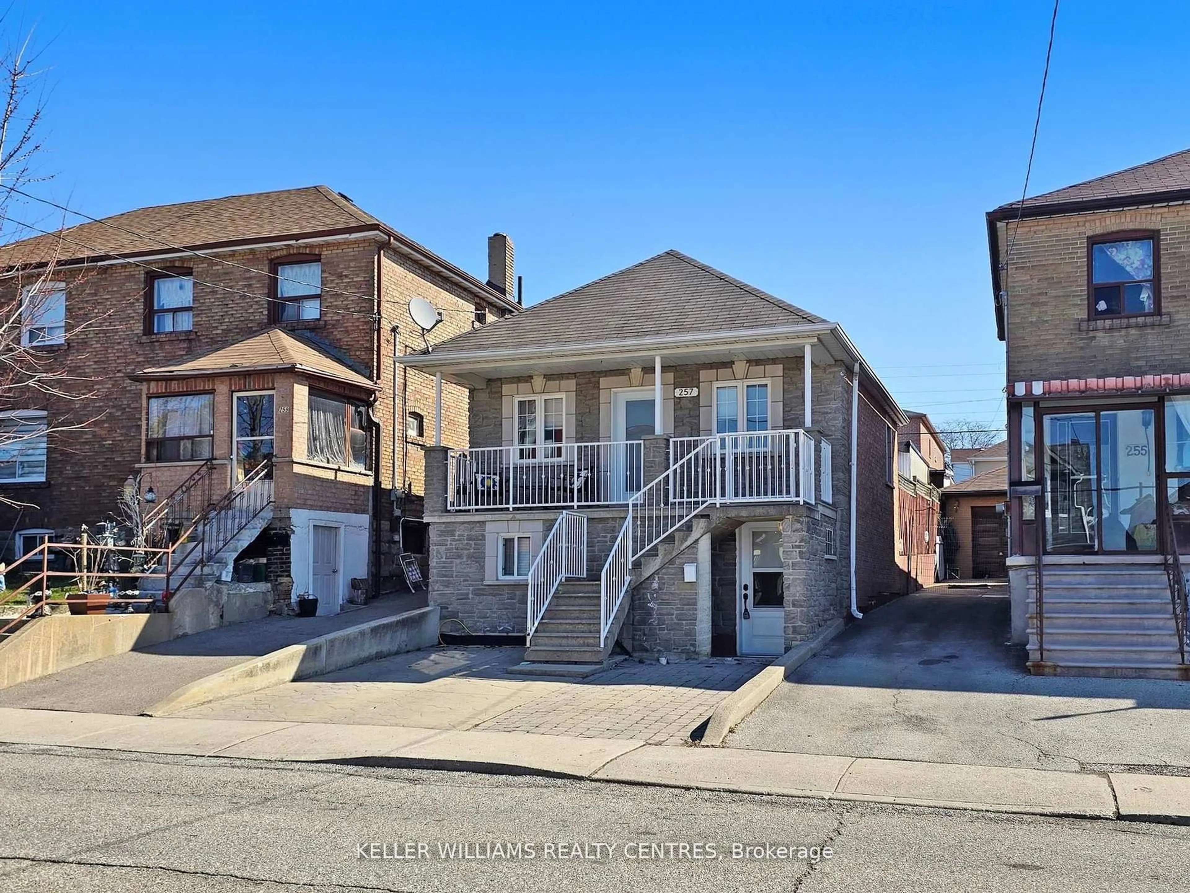 A pic from outside/outdoor area/front of a property/back of a property/a pic from drone, street for 257 Blackthorn Ave, Toronto Ontario M6N 3H7