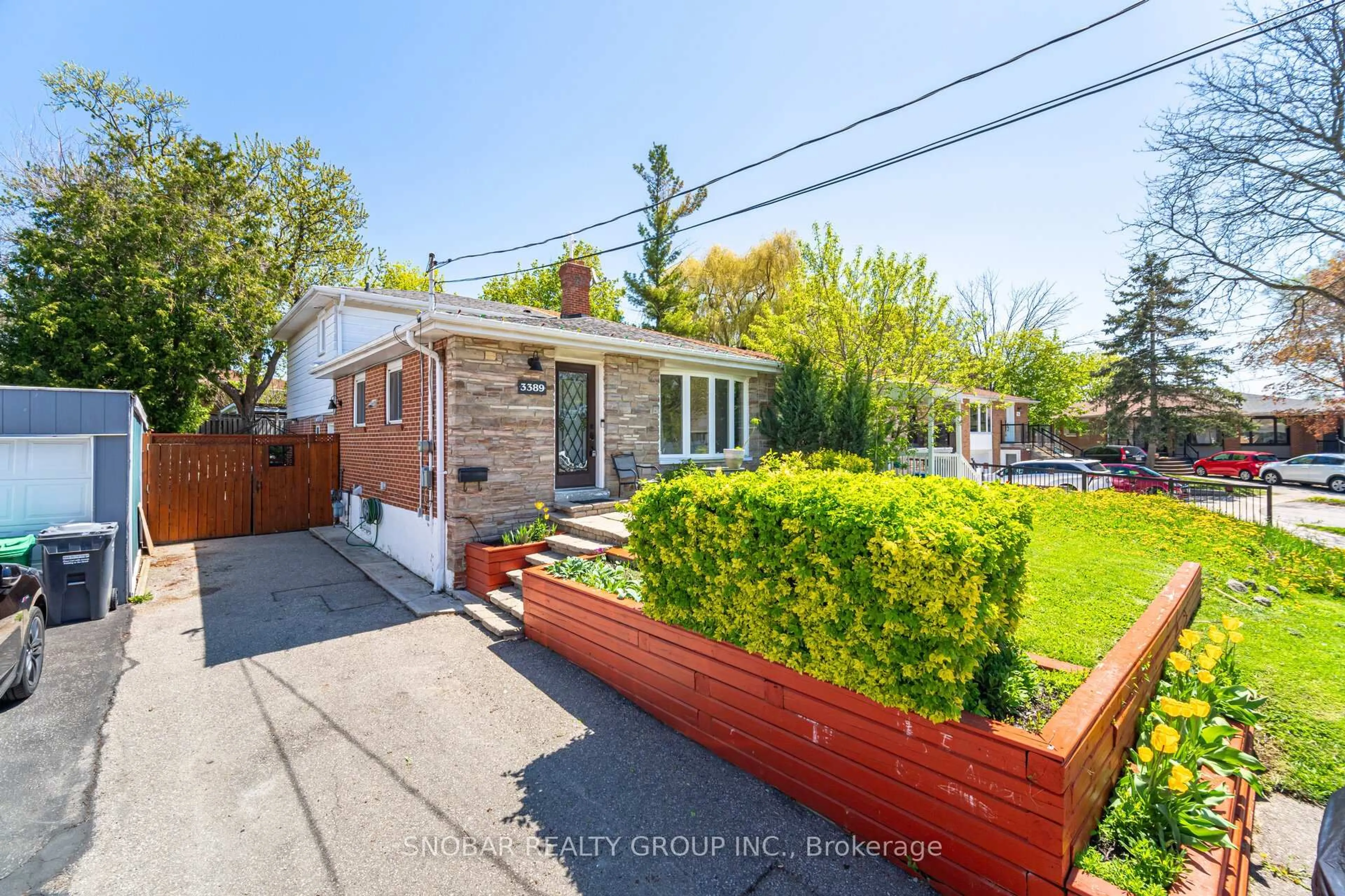 Home with brick exterior material, street for 3389 Kelowna Crt, Mississauga Ontario L5C 2E5
