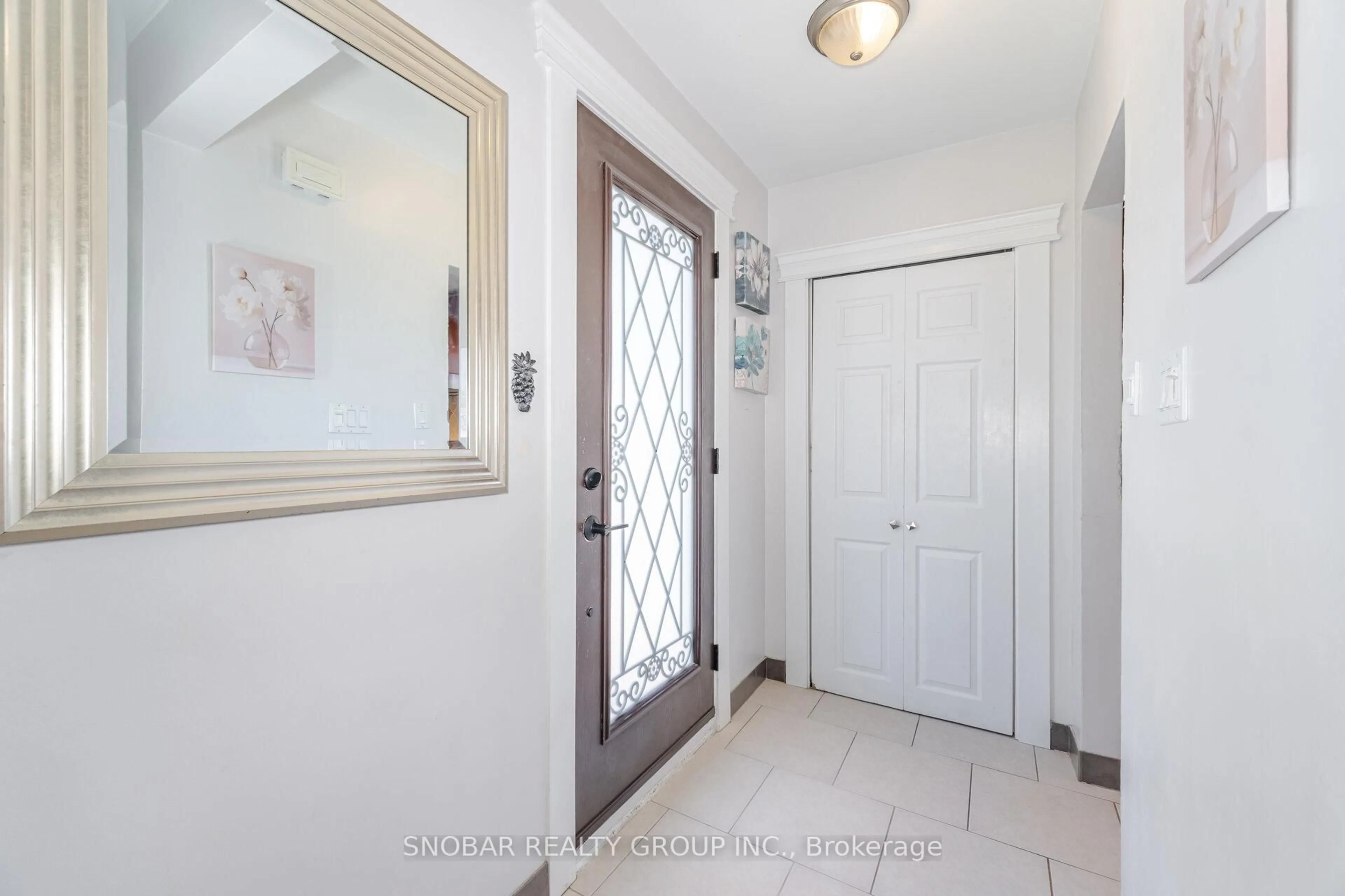 Indoor entryway for 3389 Kelowna Crt, Mississauga Ontario L5C 2E5