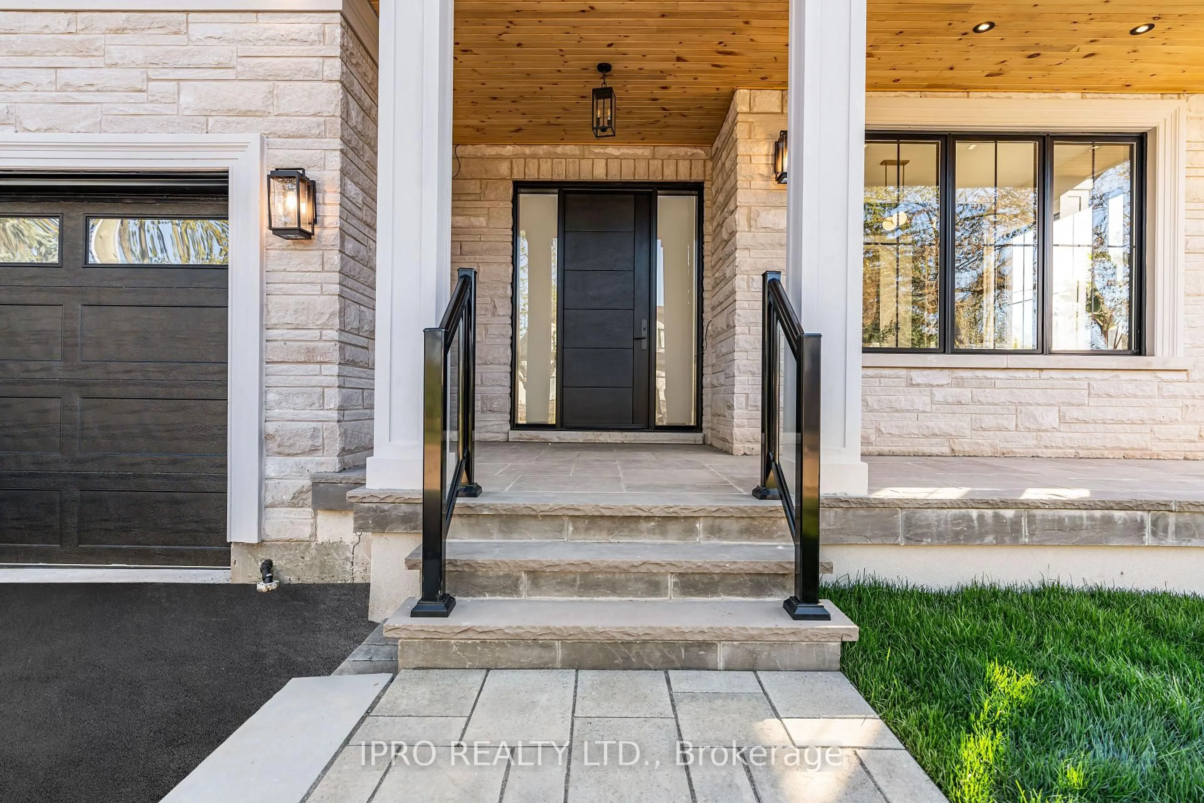 Indoor entryway for 328 Ashbury Rd, Oakville Ontario L6K 2M4