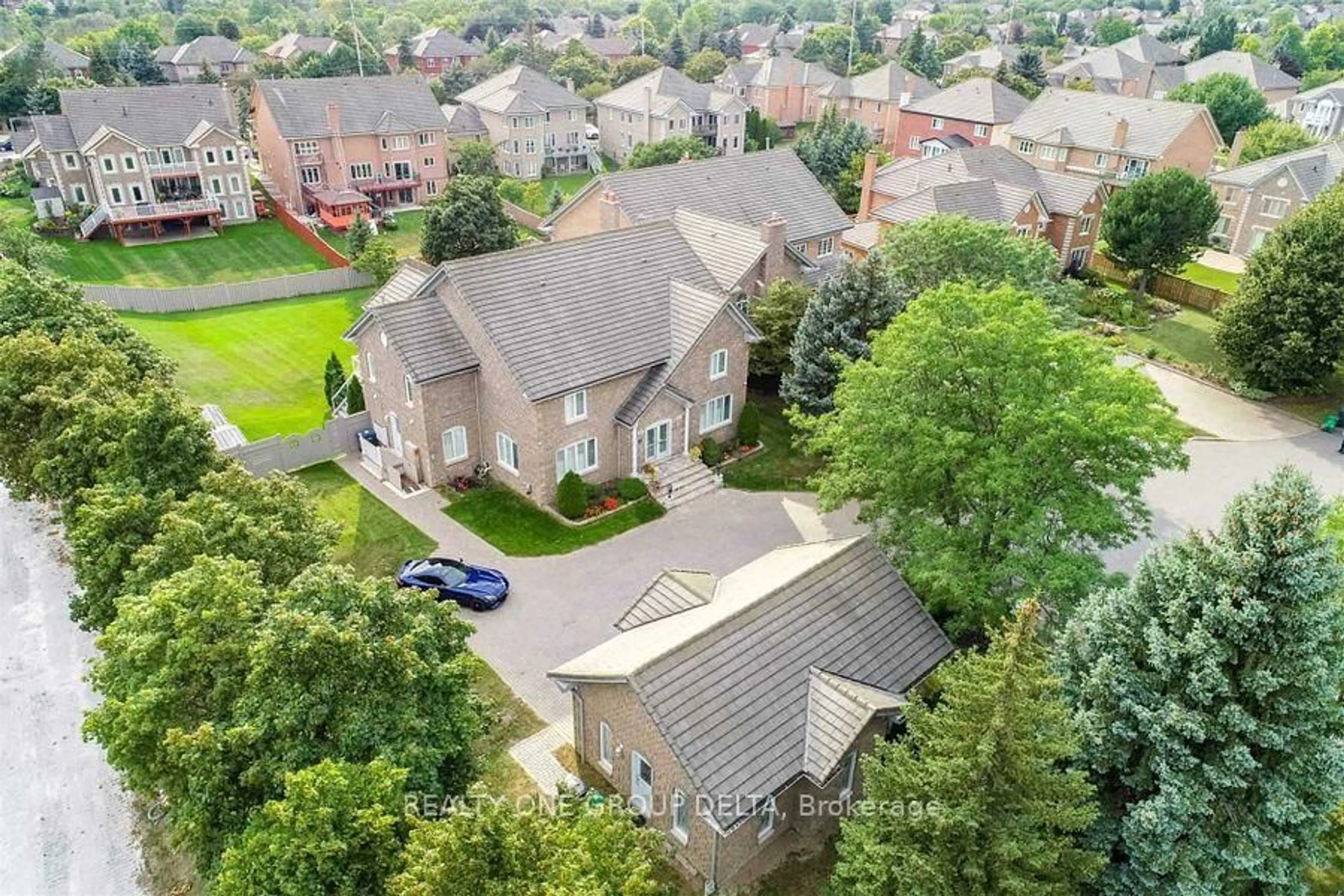 A pic from outside/outdoor area/front of a property/back of a property/a pic from drone, street for 1918 Royal Credit Blvd, Mississauga Ontario L5M 4Y1