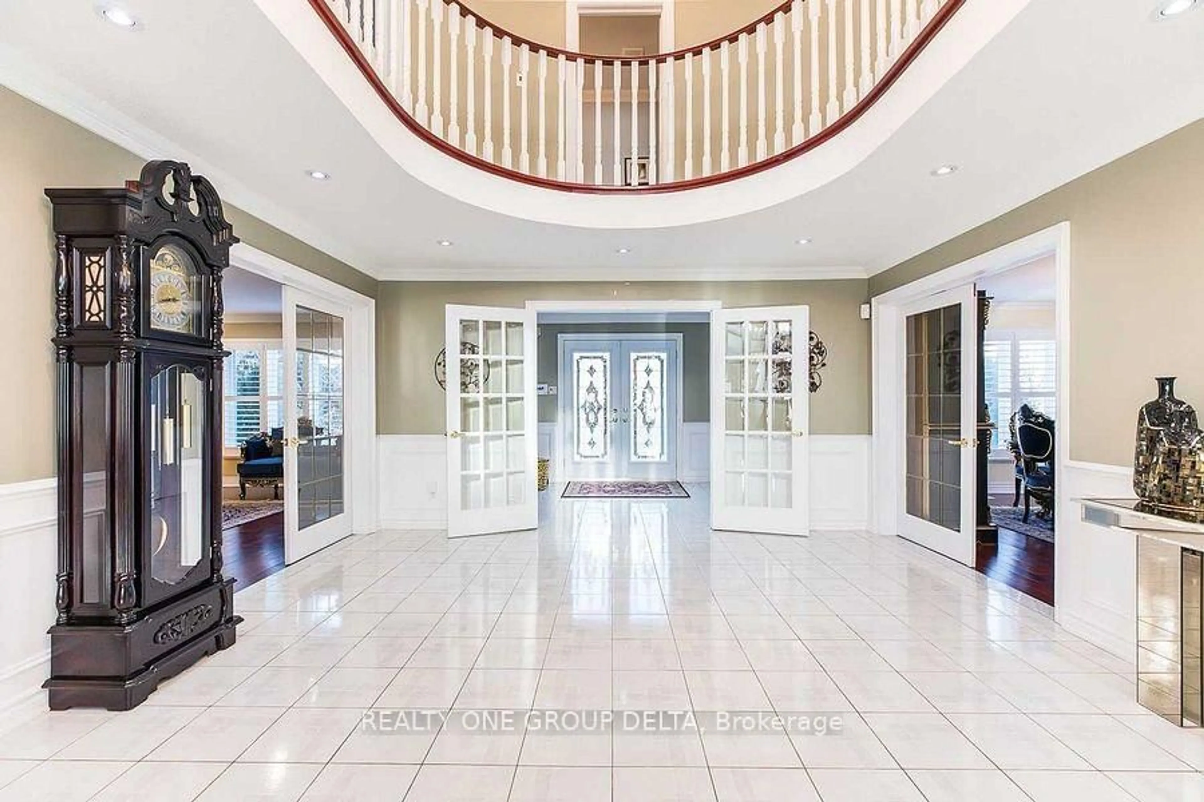 Indoor foyer for 1918 Royal Credit Blvd, Mississauga Ontario L5M 4Y1