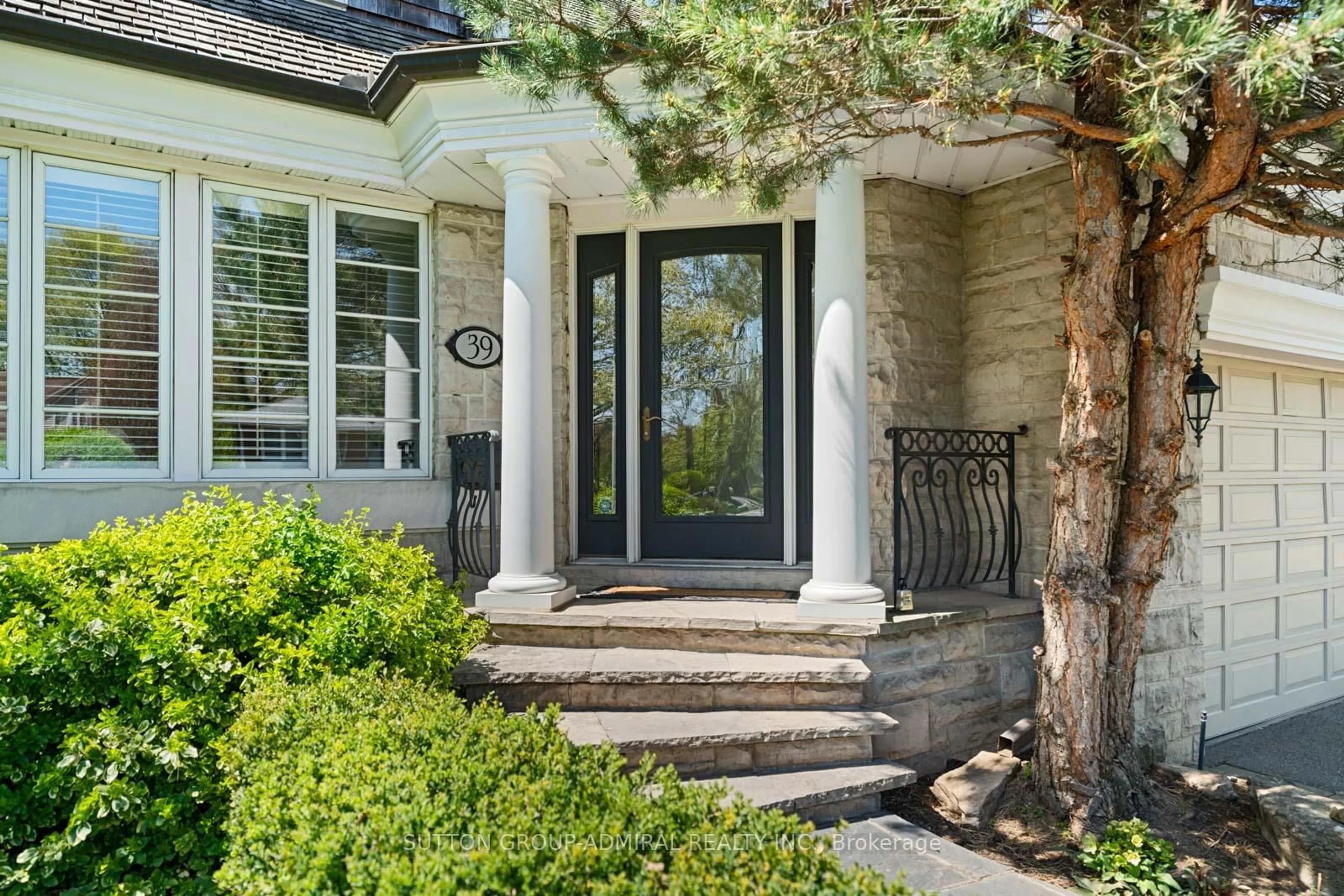 Indoor entryway for 39 Pinehurst Cres, Toronto Ontario M9A 3A4