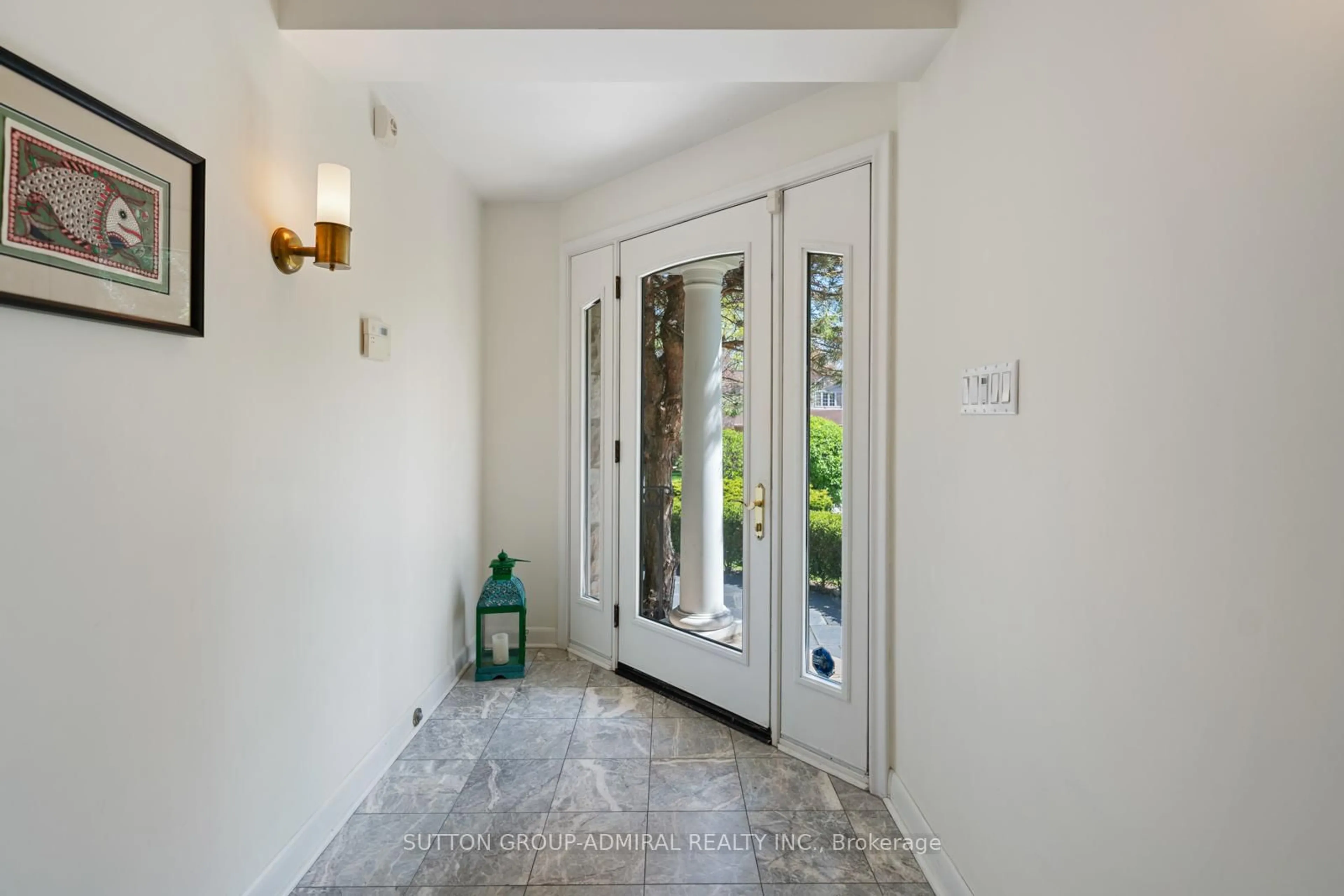 Indoor entryway for 39 Pinehurst Cres, Toronto Ontario M9A 3A4