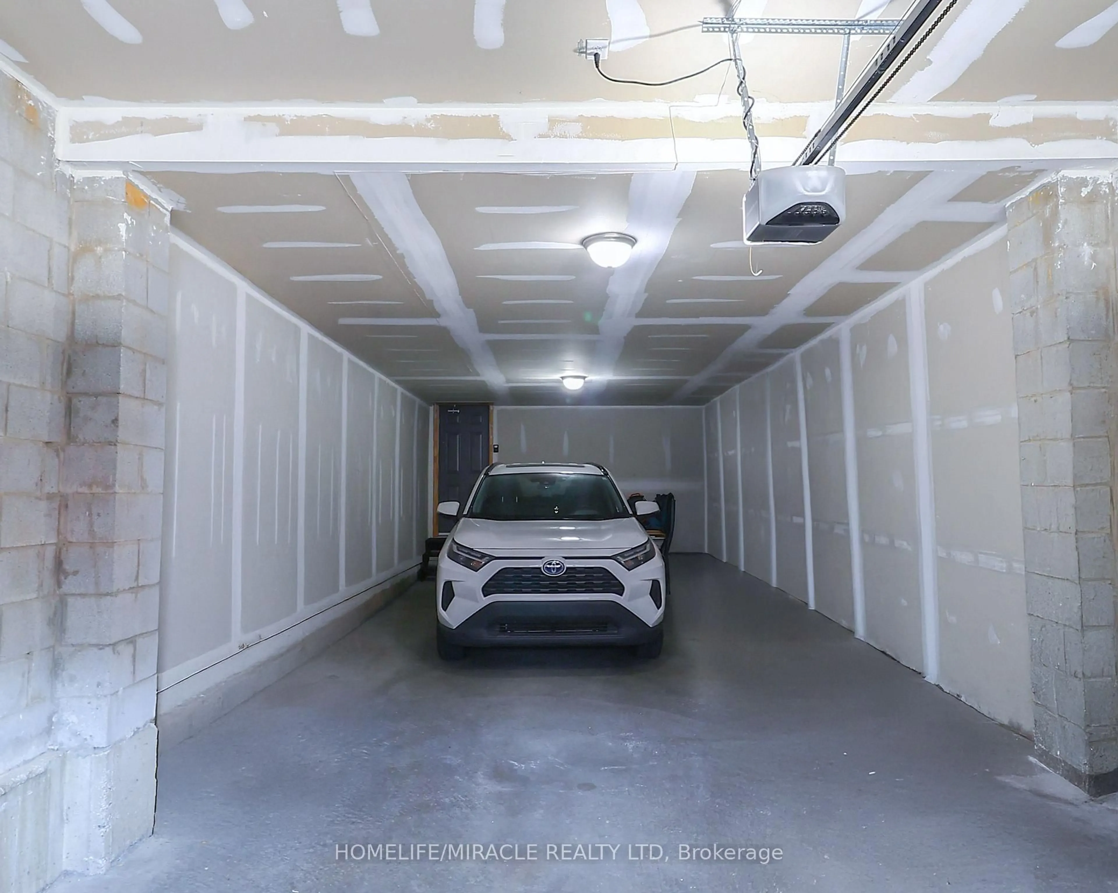 Indoor garage for 5 Sudeley Lane, Brampton Ontario L7A 4Z7