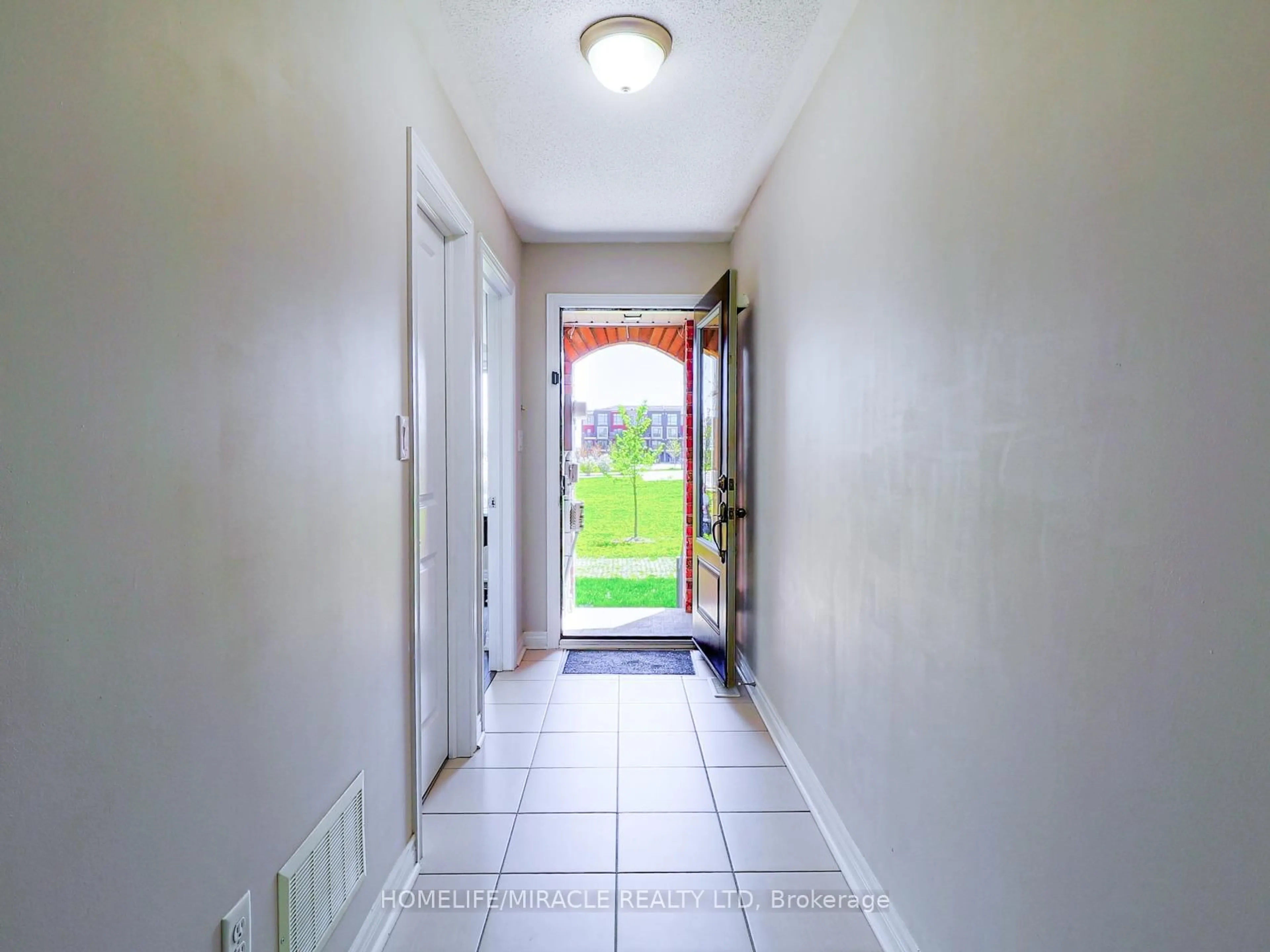 Indoor entryway for 5 Sudeley Lane, Brampton Ontario L7A 4Z7