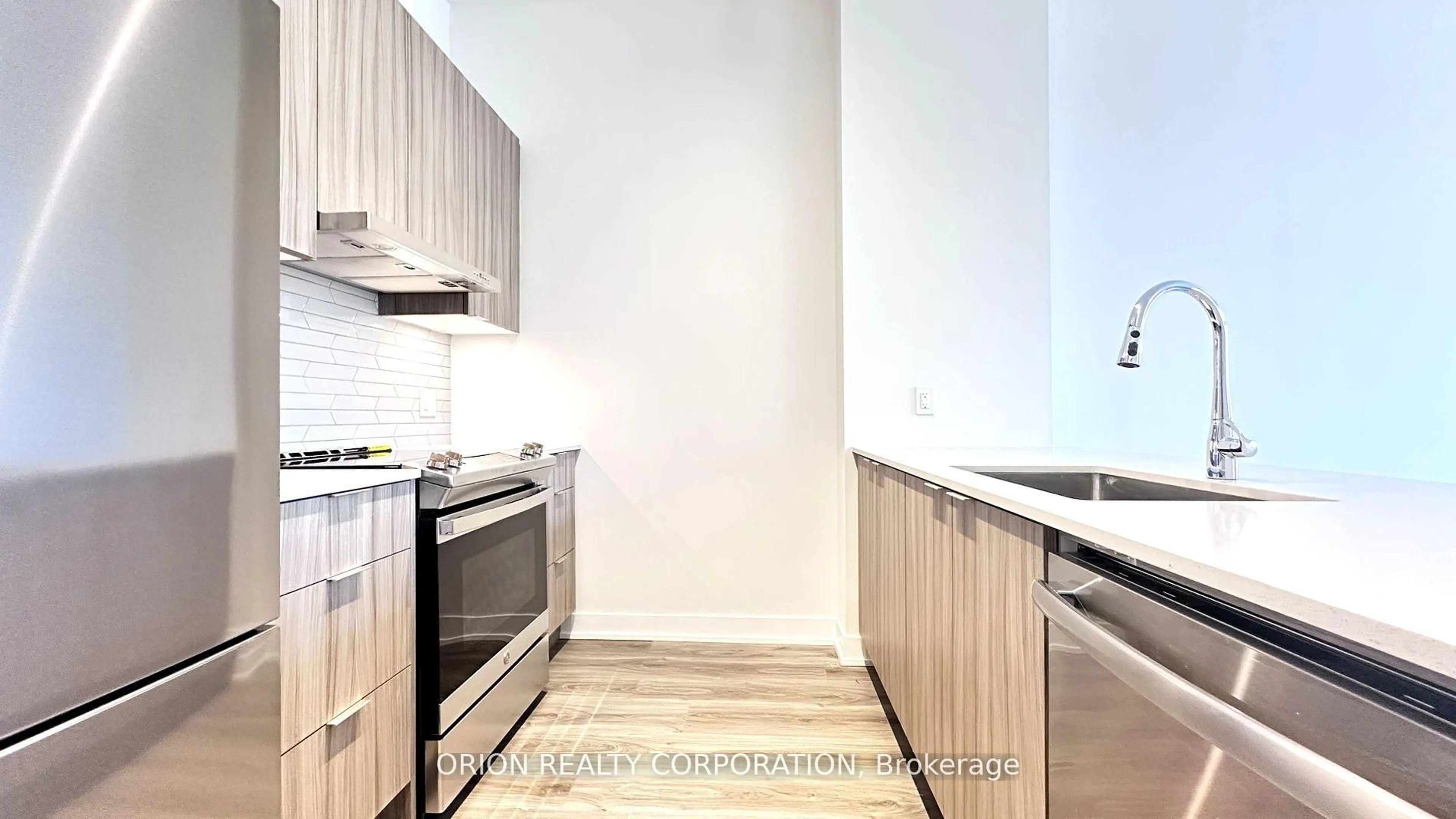 Standard kitchen, wood/laminate floor for 430 Square One Dr #407, Mississauga Ontario L5B 0L6