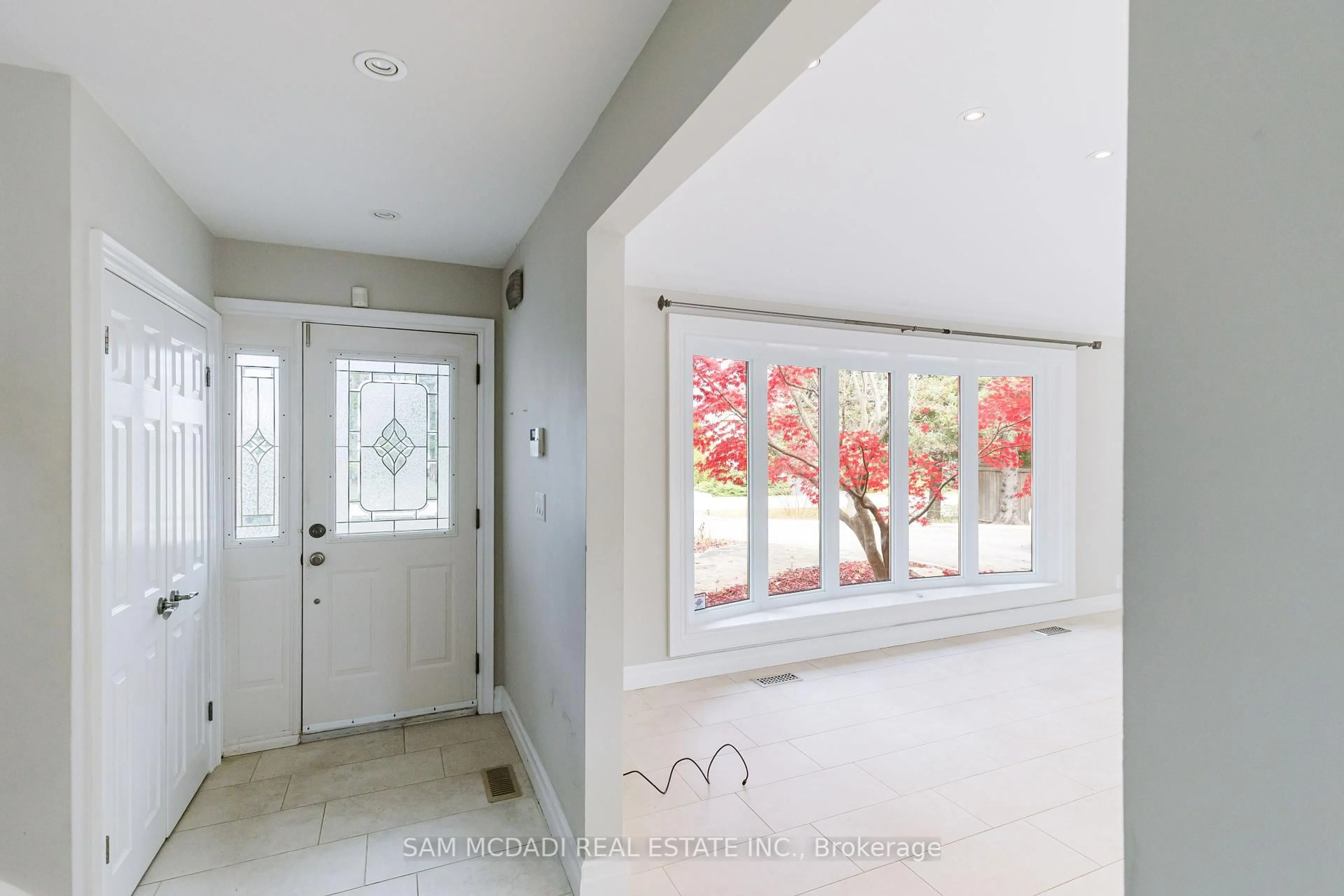 Indoor entryway for 1198 Willowbrook Dr, Oakville Ontario L6L 2J8