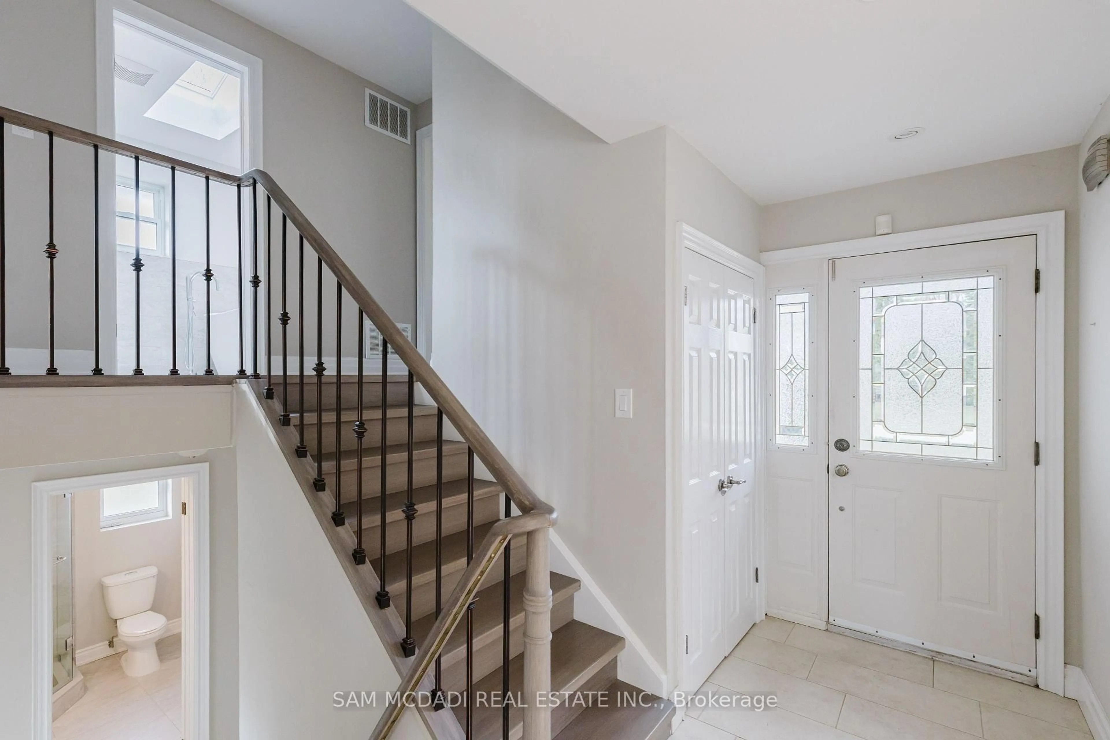 Indoor entryway for 1198 Willowbrook Dr, Oakville Ontario L6L 2J8