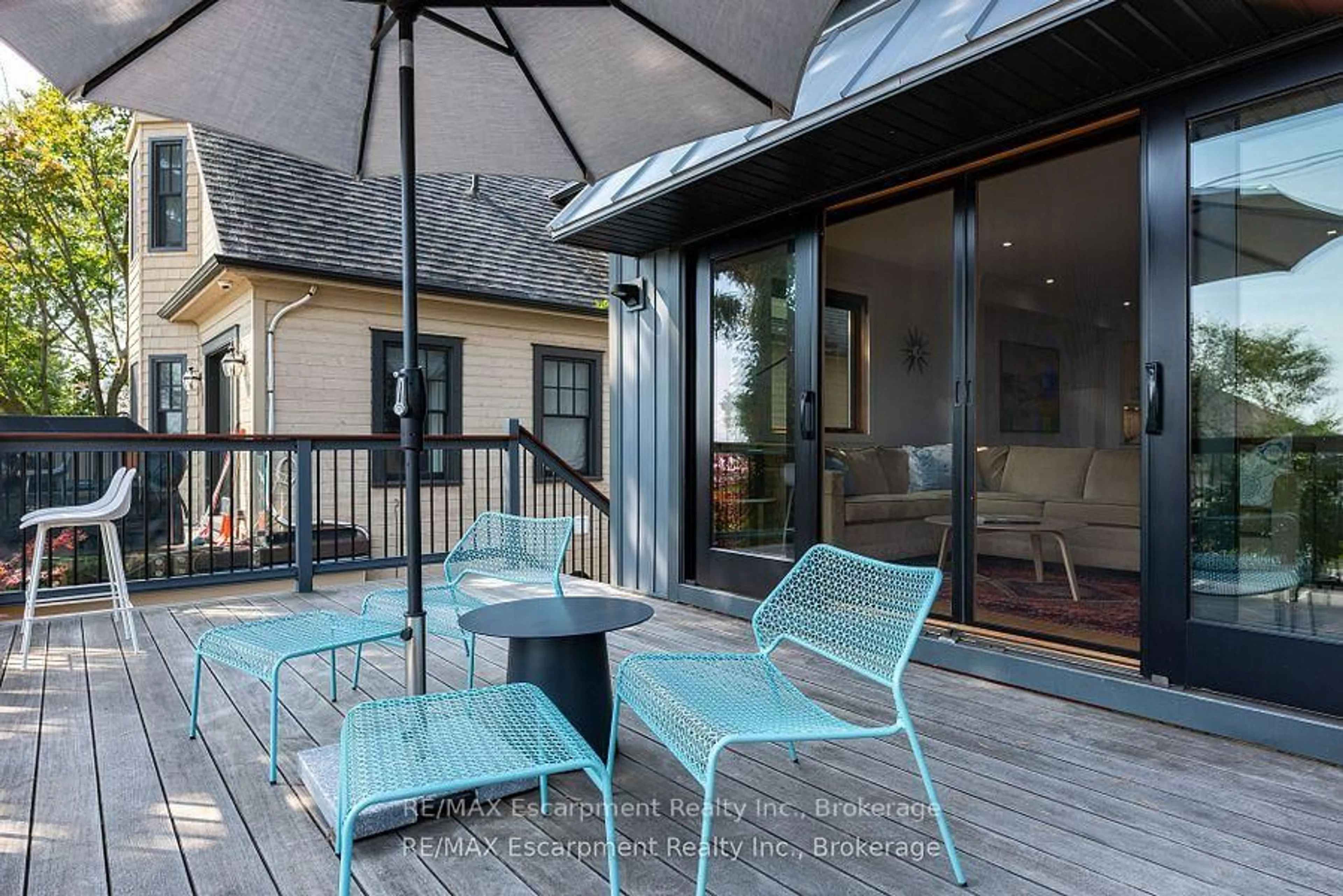 Patio, street for 2331 Ontario St, Oakville Ontario L6L 1A5