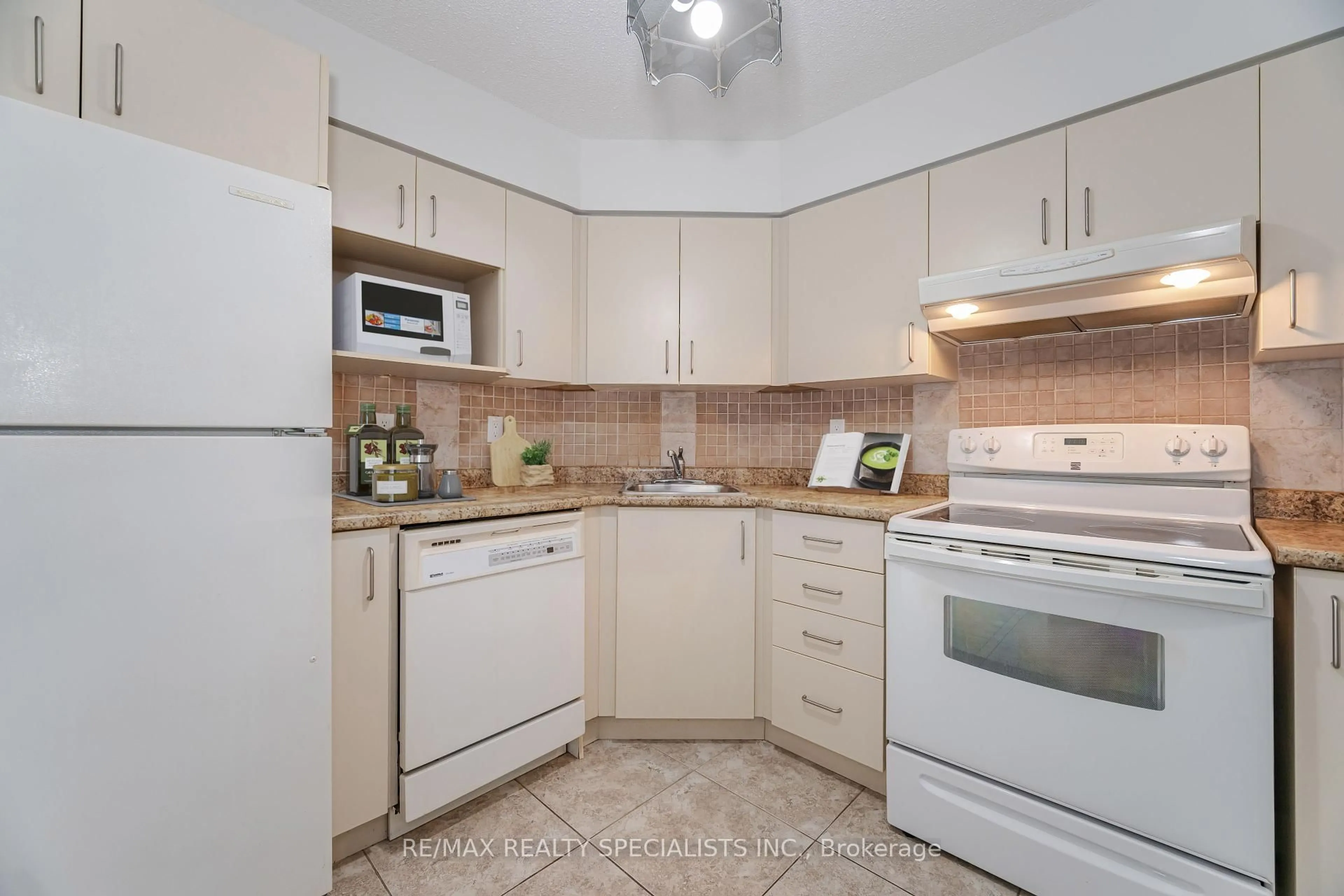 Standard kitchen, ceramic/tile floor for 61 Markbrook Lane #101, Toronto Ontario M9V 5E7