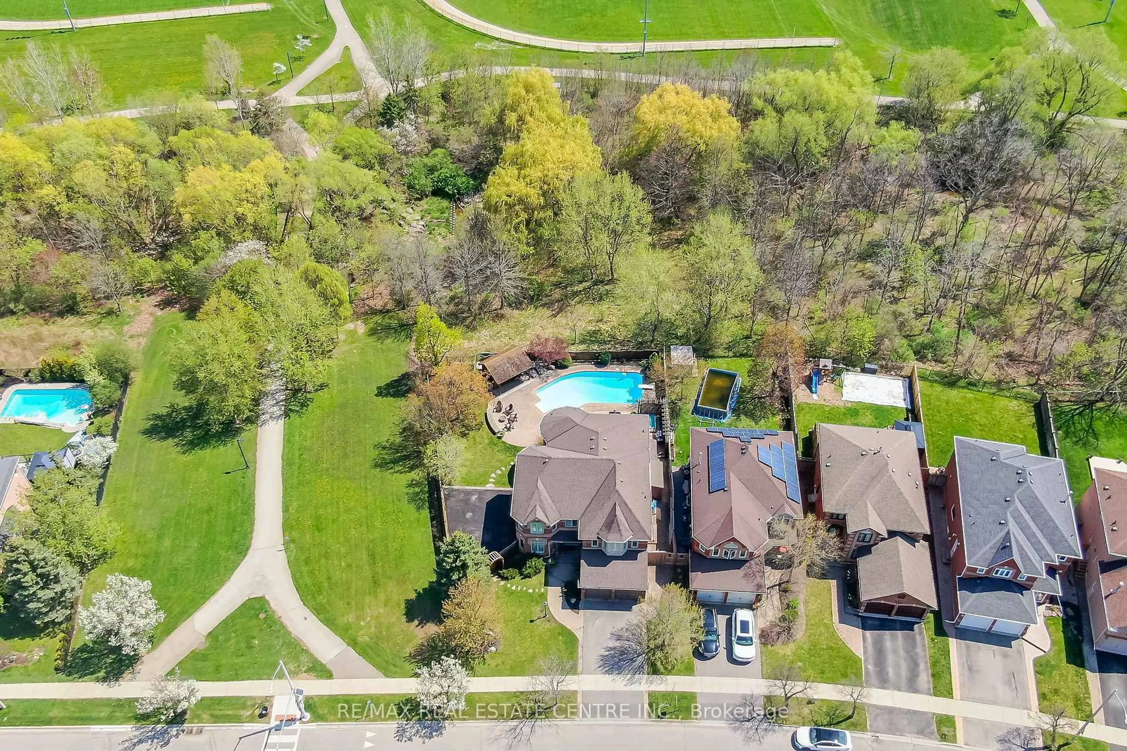 A pic from outside/outdoor area/front of a property/back of a property/a pic from drone, street for 14064 Argyll Rd, Halton Hills Ontario L7G 5T7