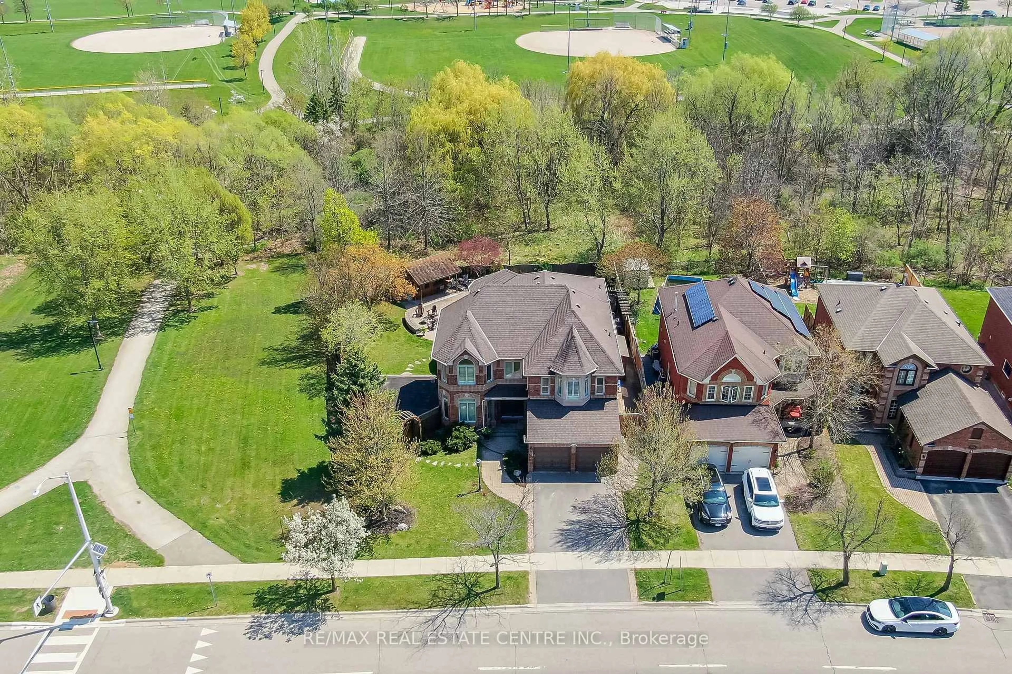 A pic from outside/outdoor area/front of a property/back of a property/a pic from drone, street for 14064 Argyll Rd, Halton Hills Ontario L7G 5T7