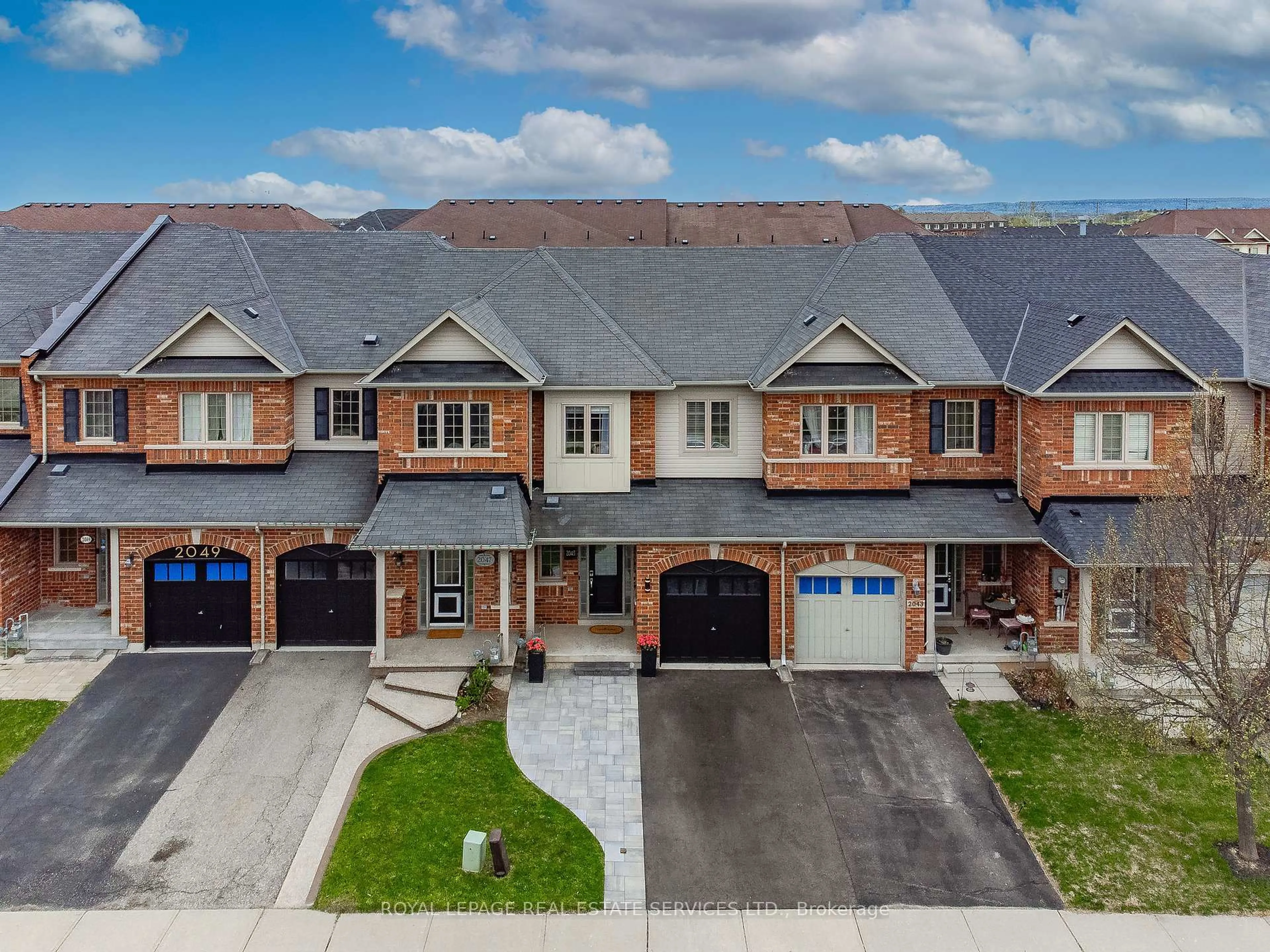 A pic from outside/outdoor area/front of a property/back of a property/a pic from drone, street for 2045 Fiddlers Way, Oakville Ontario L6M 0M4