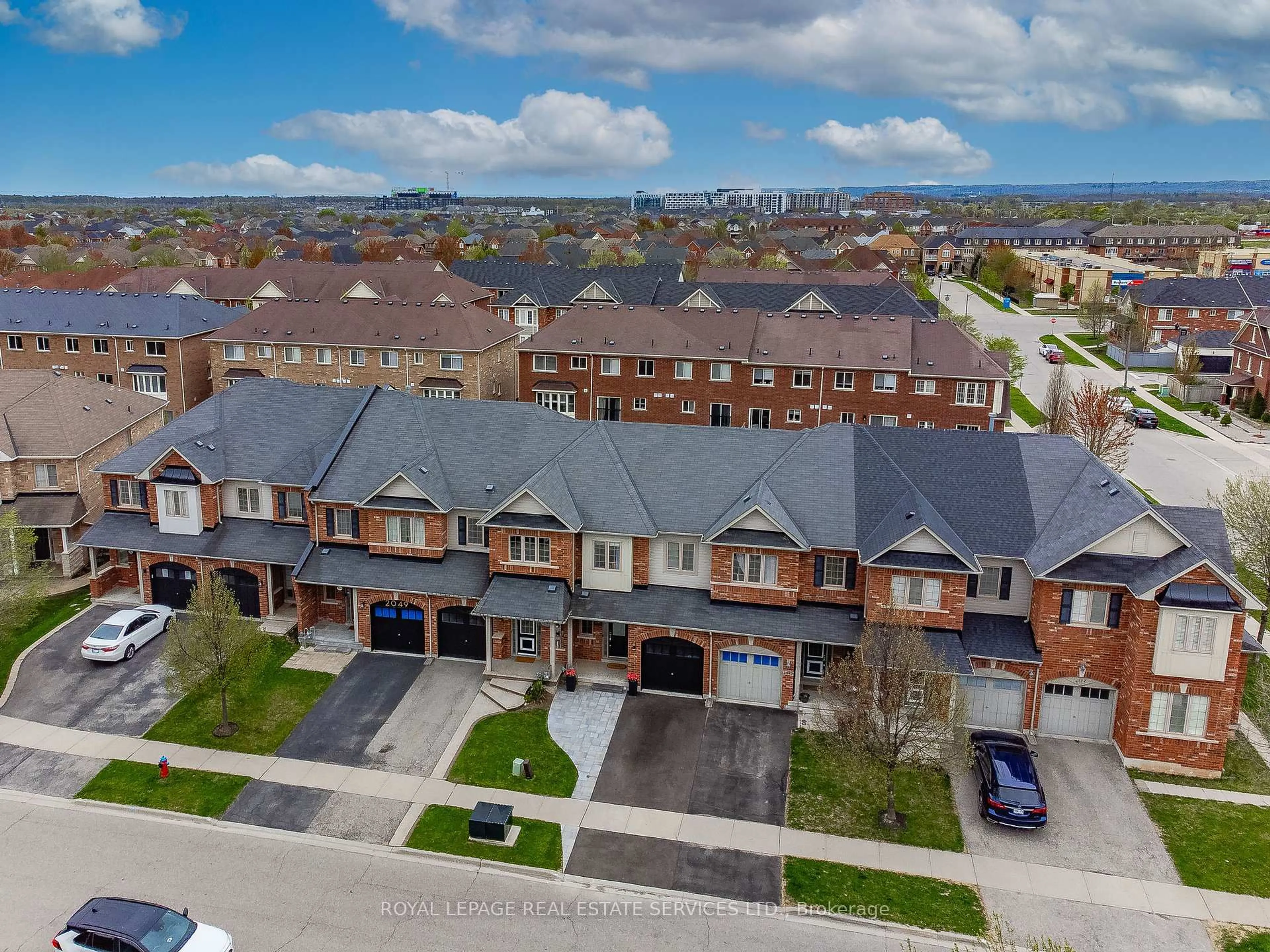 A pic from outside/outdoor area/front of a property/back of a property/a pic from drone, street for 2045 Fiddlers Way, Oakville Ontario L6M 0M4