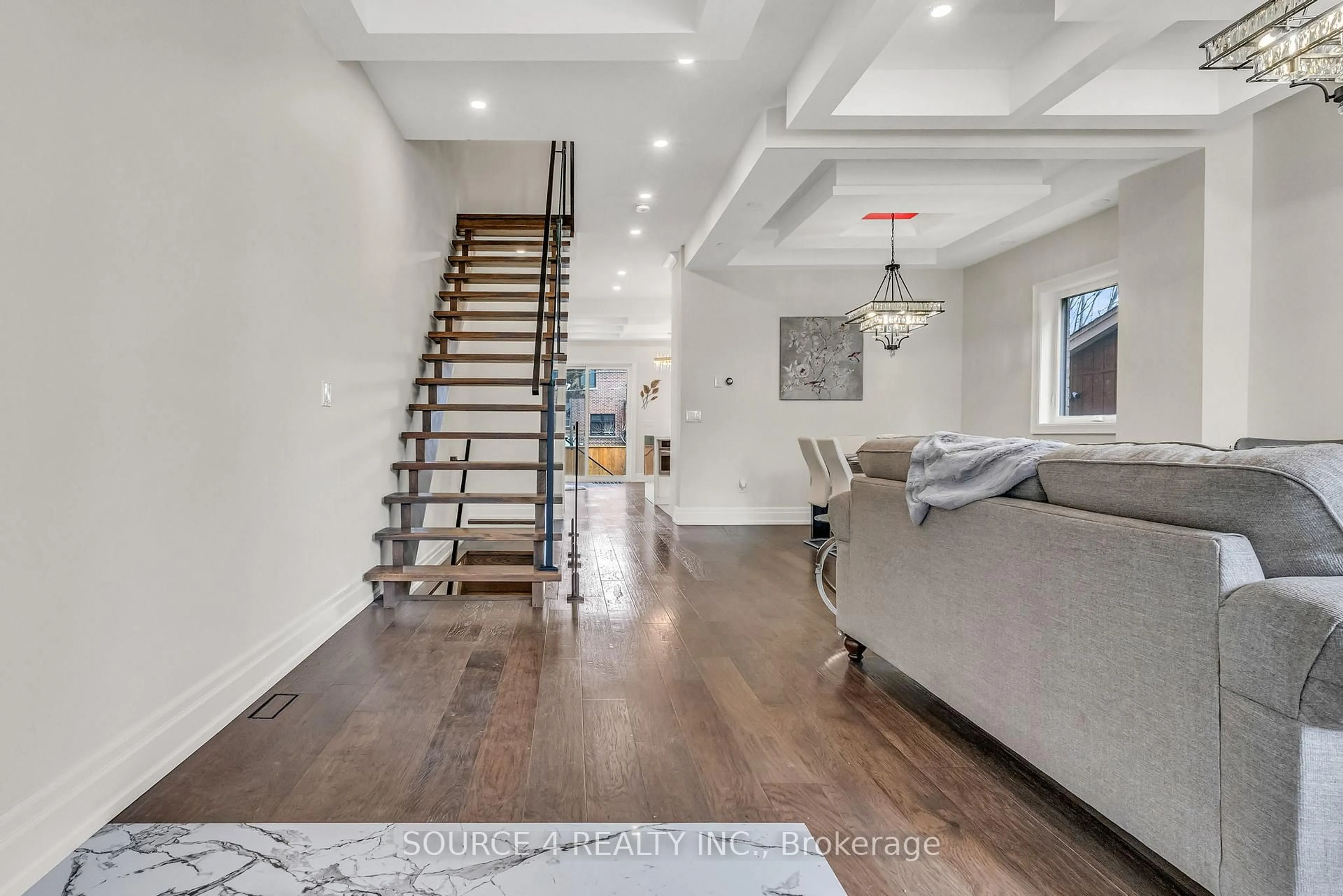 Indoor entryway for 603 Royal York Rd, Toronto Ontario M8Y 2S8