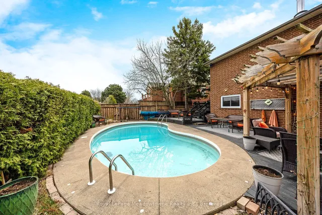 Additional property image - 738 Robertson Cres