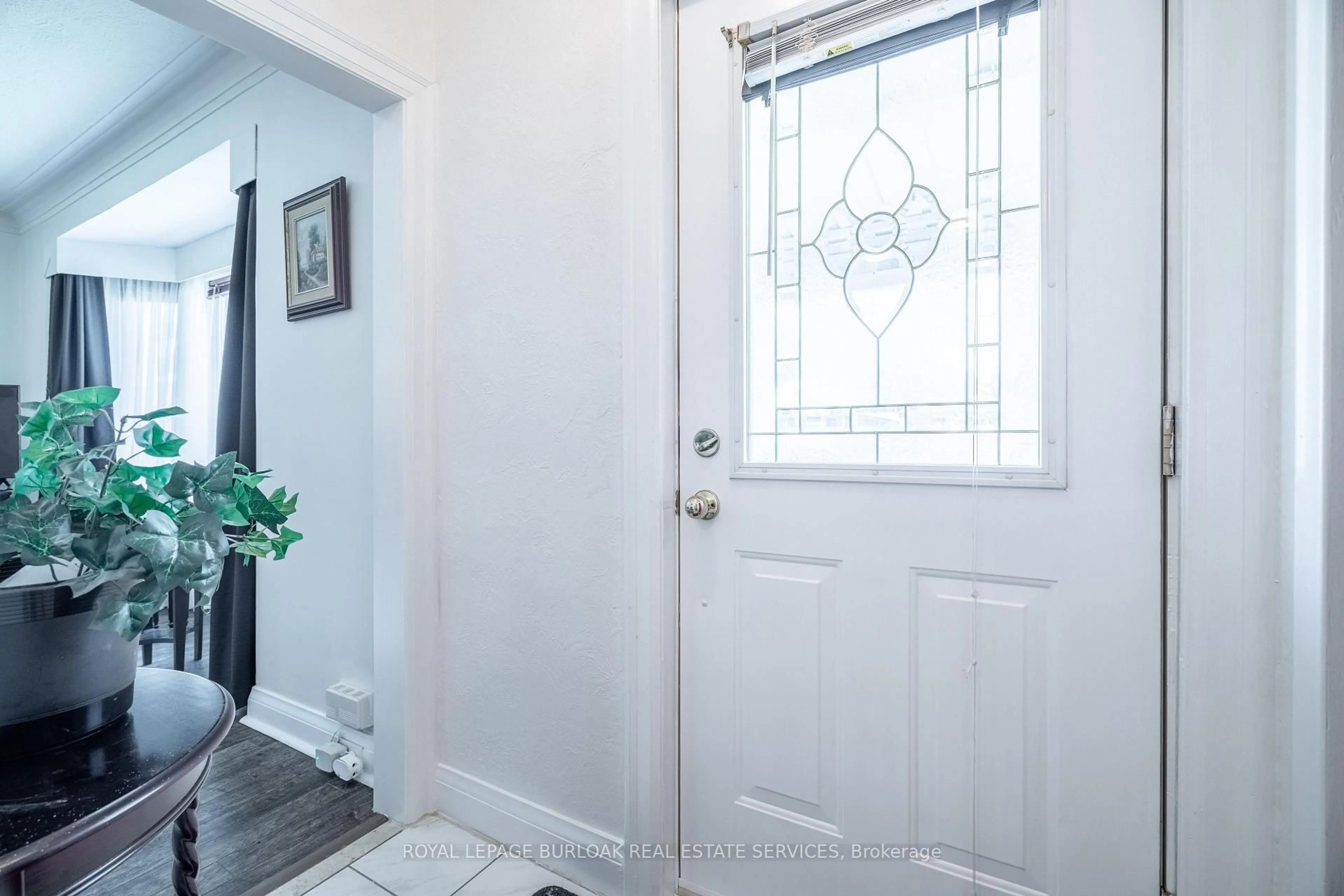 Indoor entryway for 11 Speers Ave, Toronto Ontario M9N 1E9