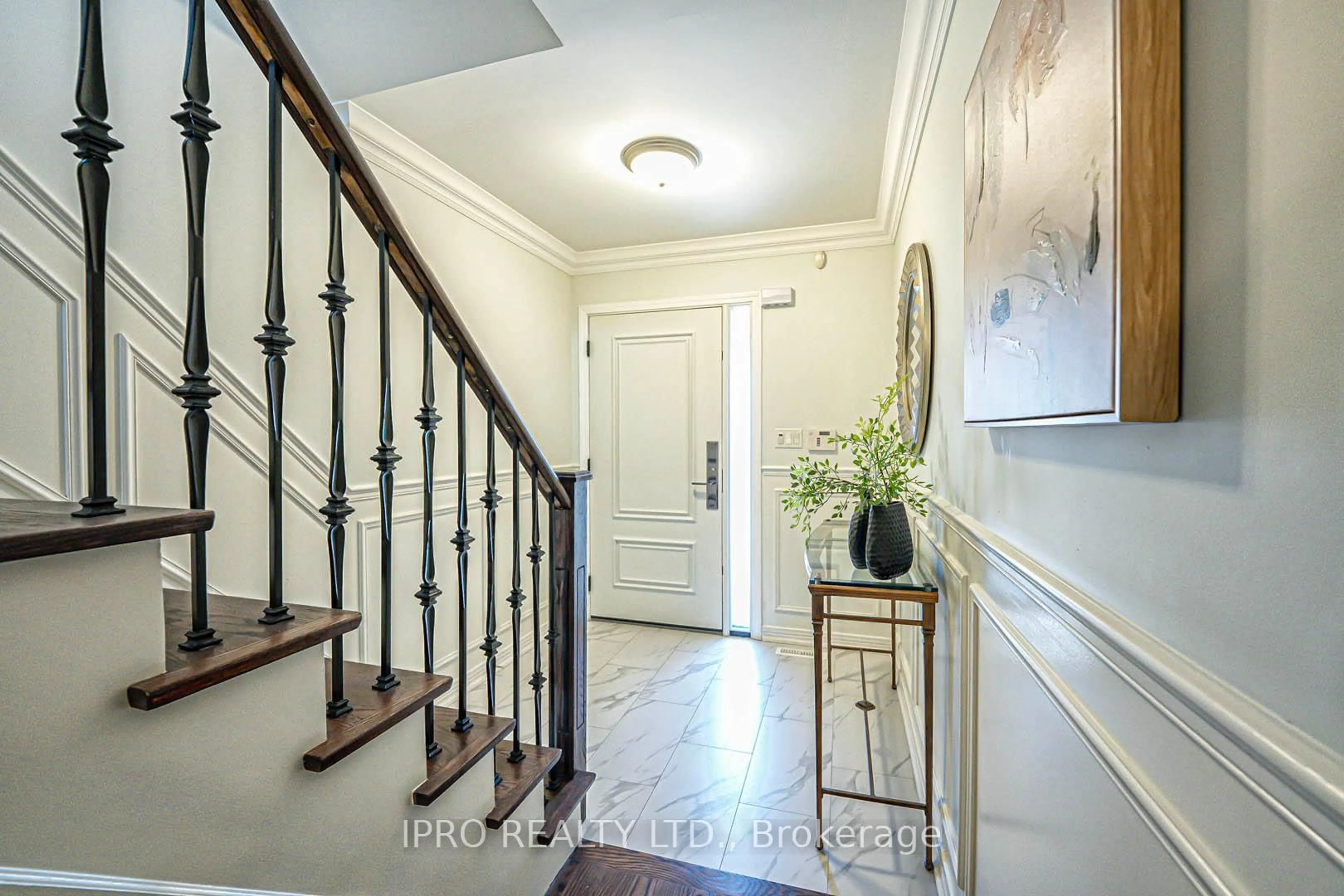 Indoor entryway for 4222 Dixie Rd #76, Mississauga Ontario L4W 1M6