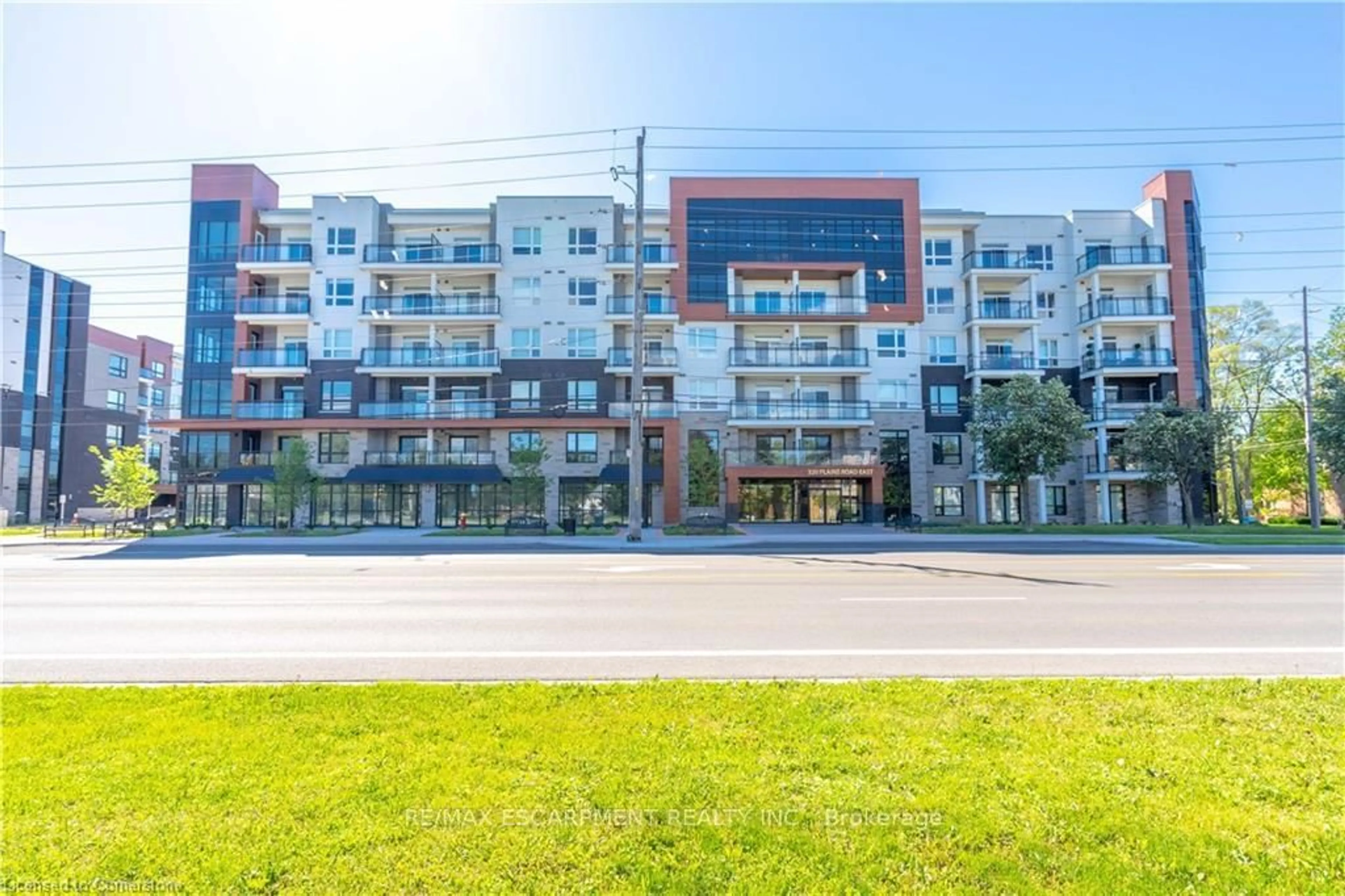 Patio, building for 320 Plains Rd #306, Burlington Ontario L7T 0C1