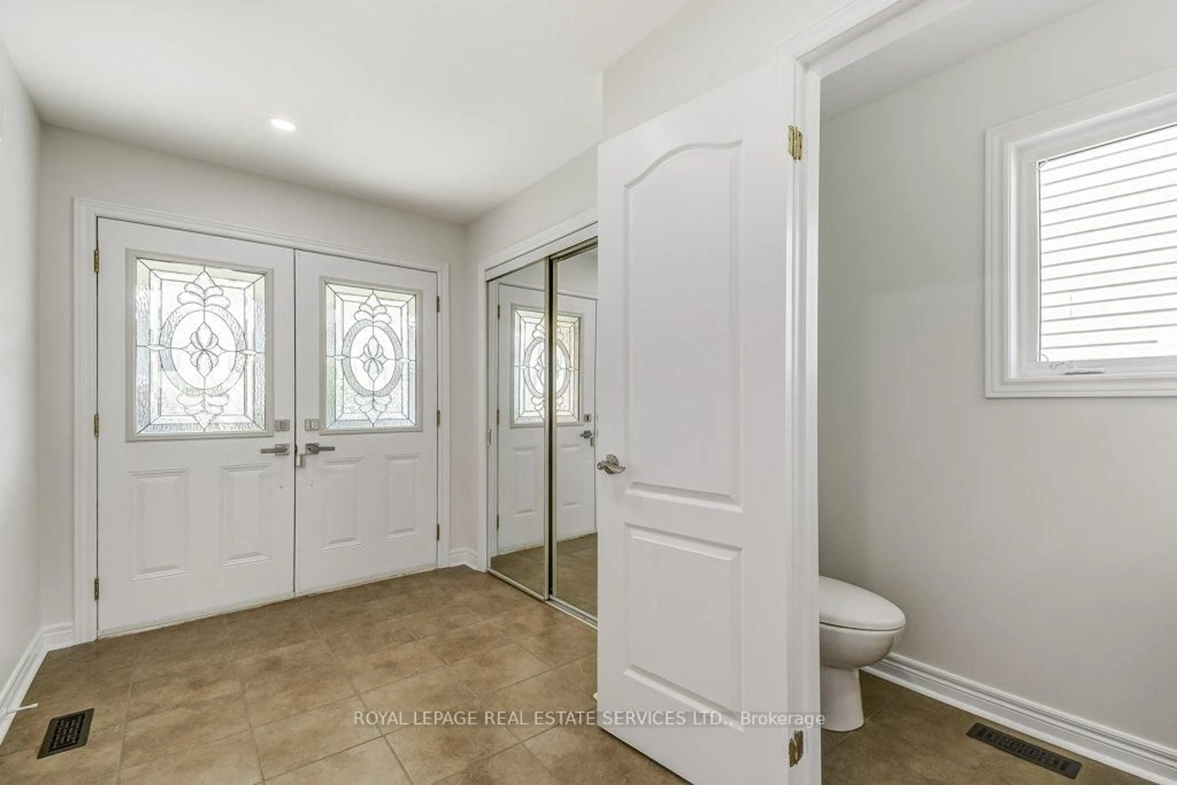 Indoor entryway for 4846 Verdi St, Burlington Ontario L7M 0H7
