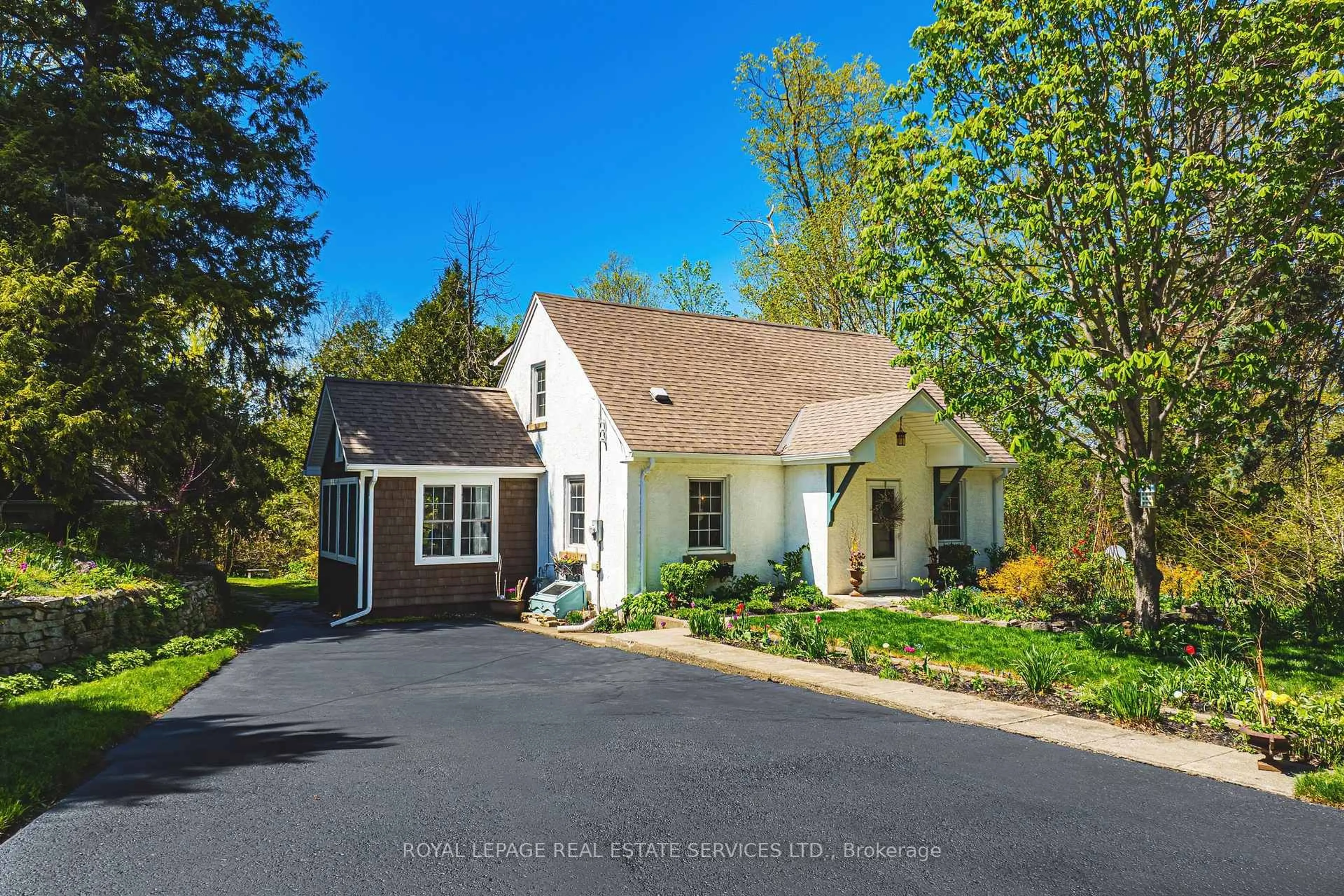 A pic from outside/outdoor area/front of a property/back of a property/a pic from drone, street for 173 Campbell Ave, Milton Ontario L0P 1B0