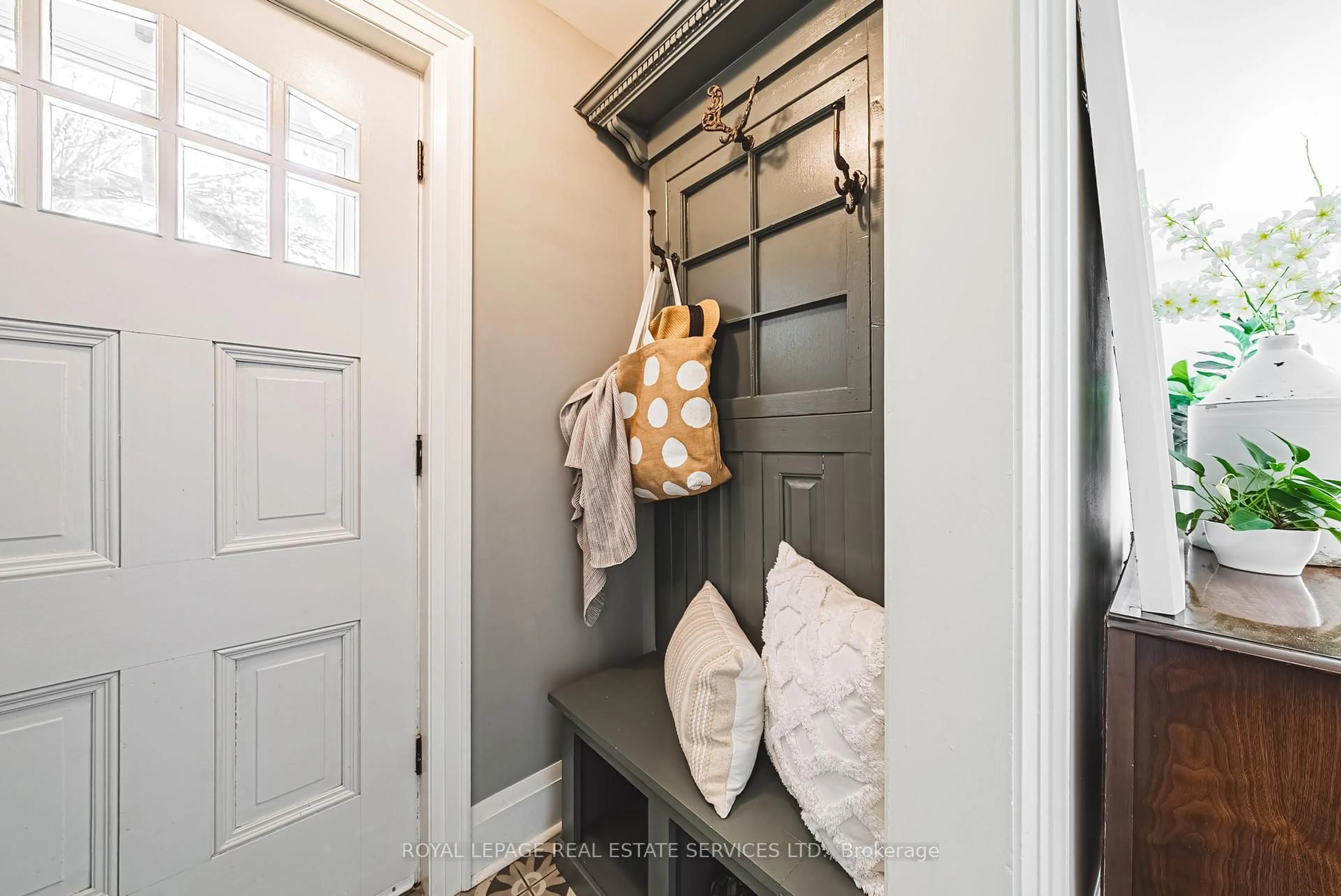 Indoor entryway for 173 Campbell Ave, Milton Ontario L0P 1B0