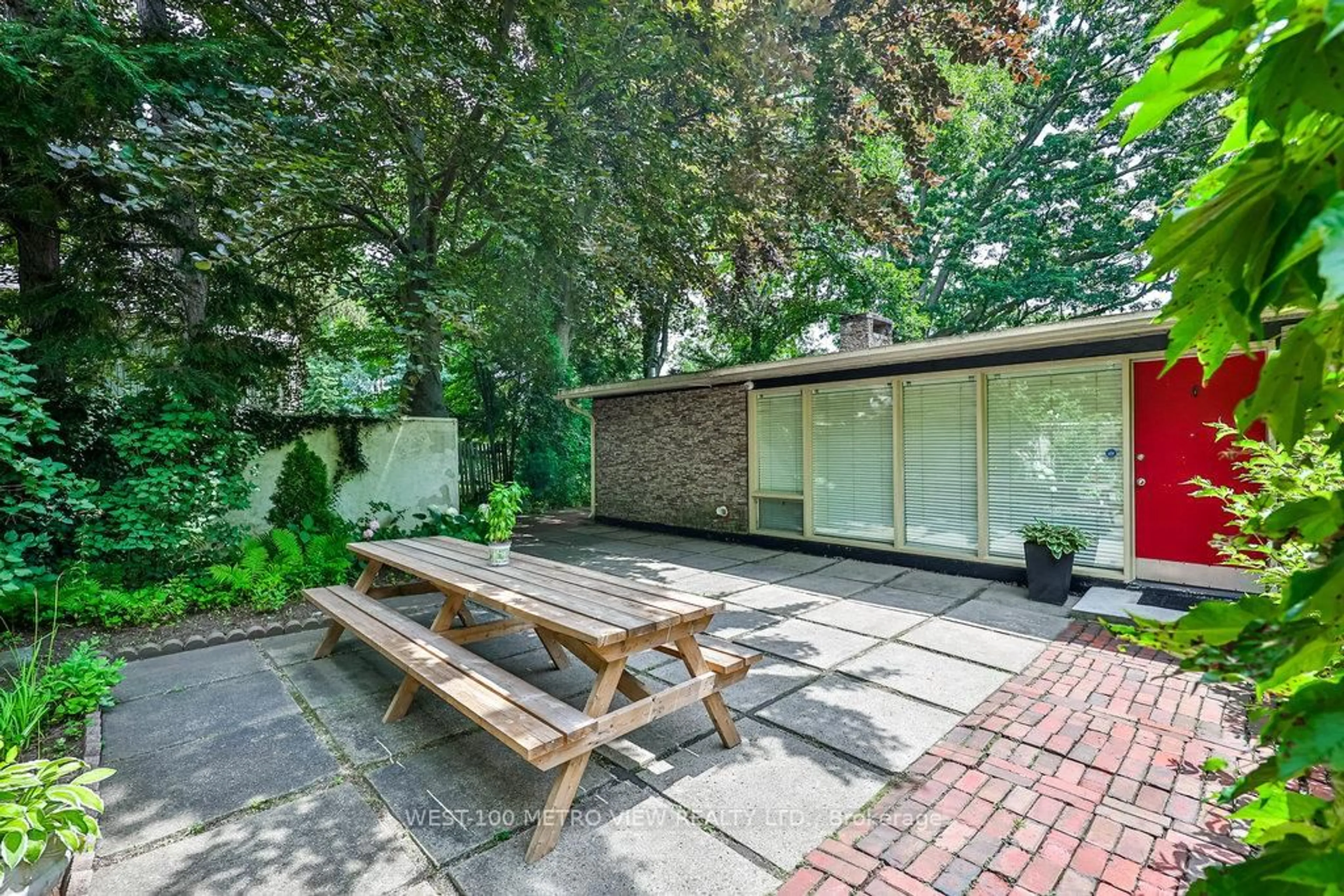 Patio, street for 2150 Pineneedle Row, Mississauga Ontario L5C 1V3