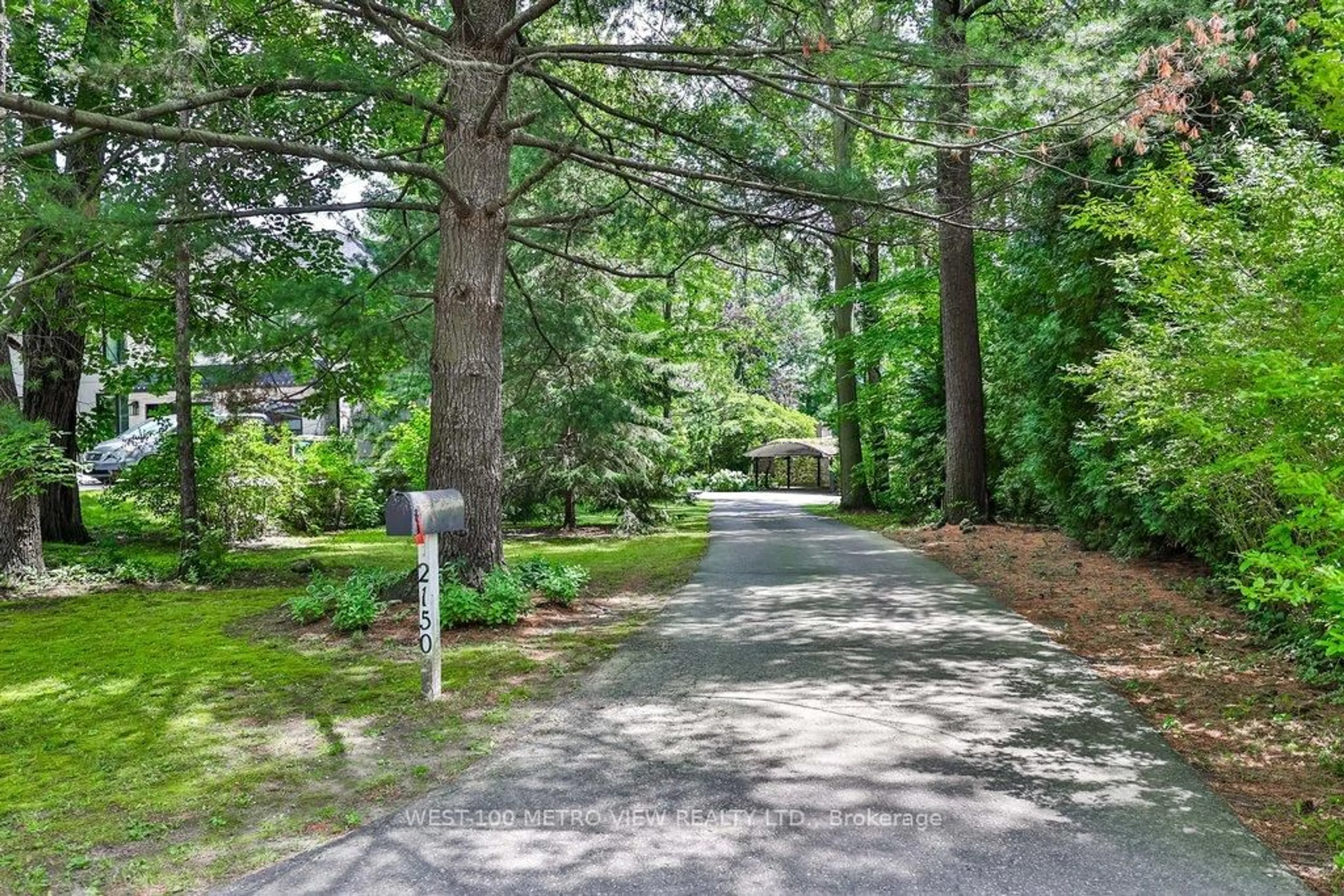 Patio, forest/trees view for 2150 Pineneedle Row, Mississauga Ontario L5C 1V3