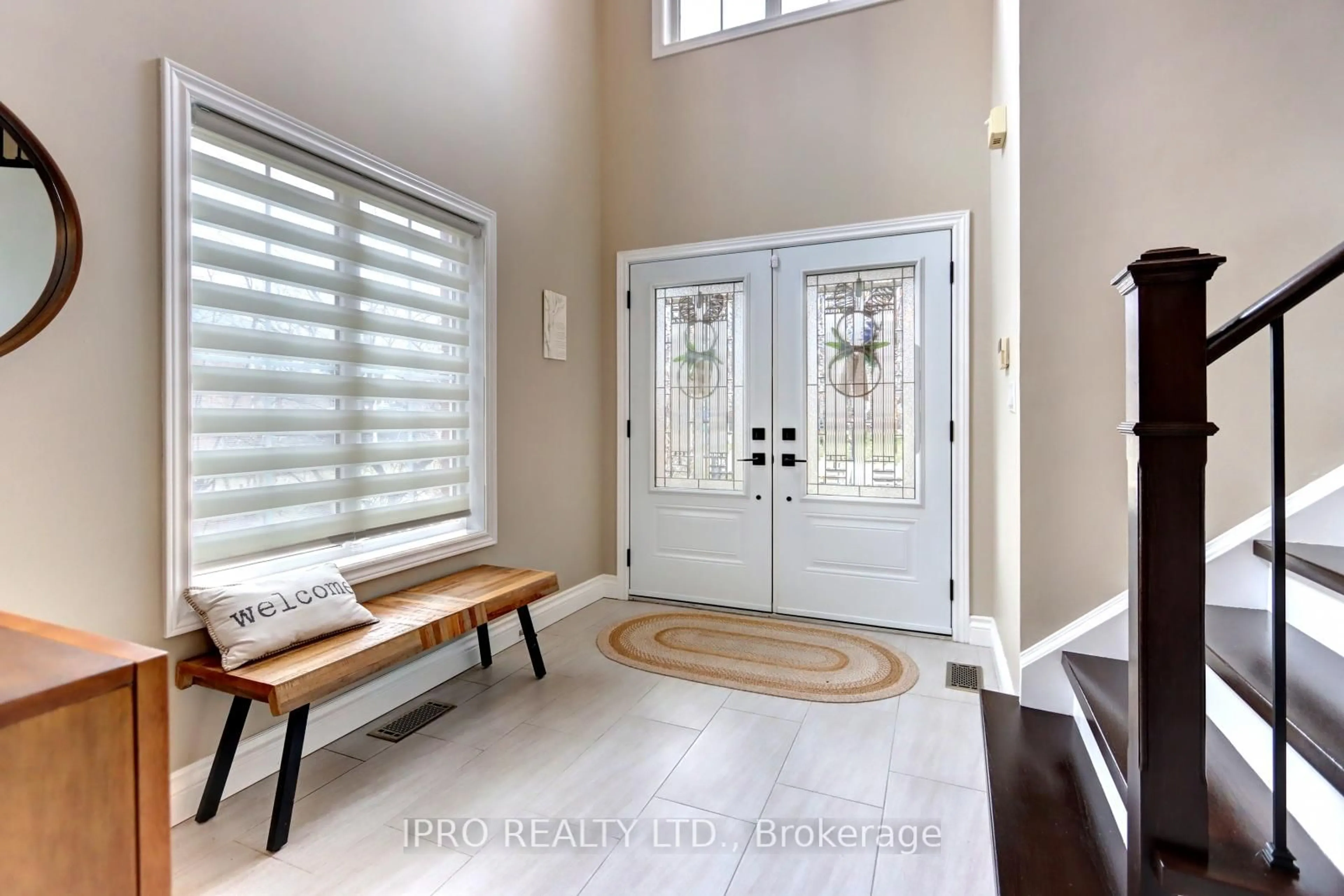 Indoor entryway for 10 Berton Blvd, Halton Hills Ontario L7G 6A5