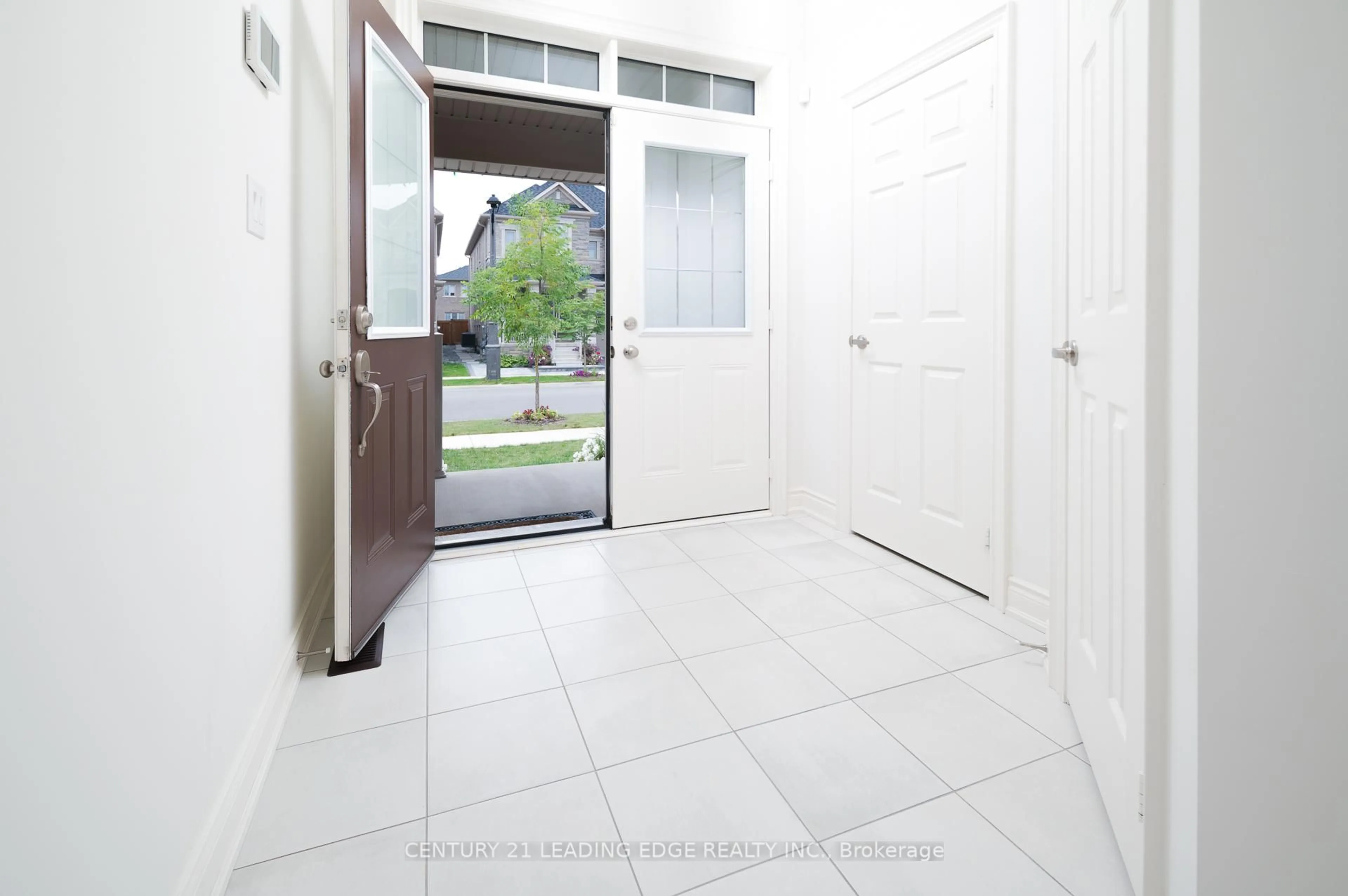 Indoor entryway for 4090 Channing Cres, Oakville Ontario L6H 3R3