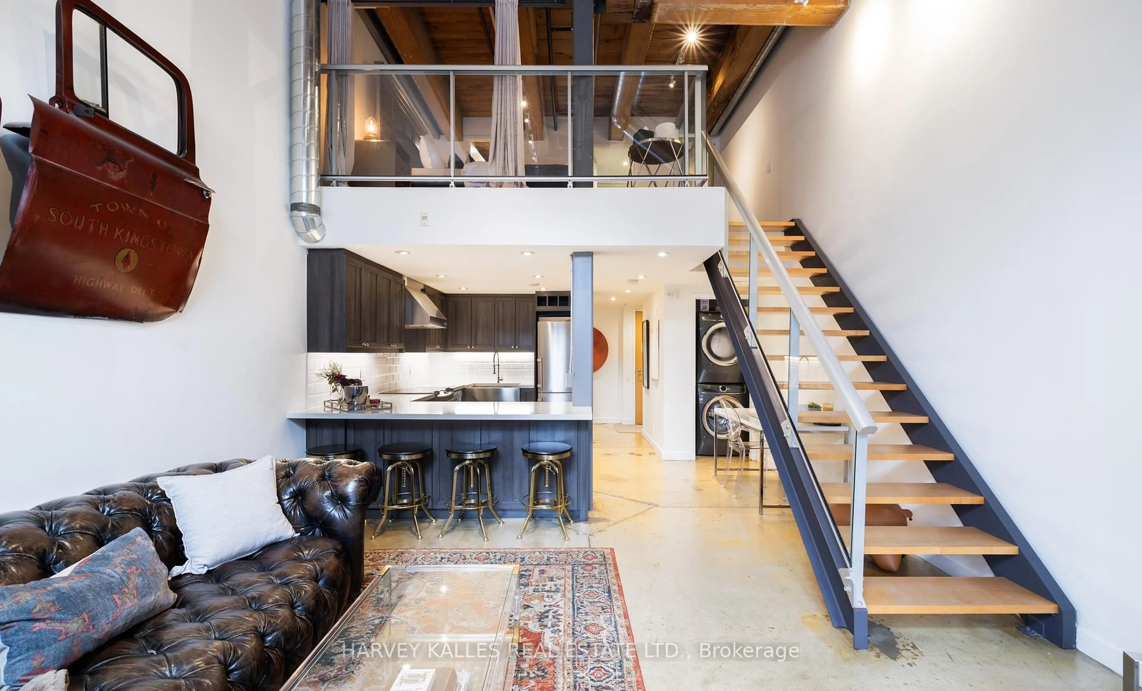 Indoor foyer for 363 Sorauren Ave #111, Toronto Ontario M6R 3C1