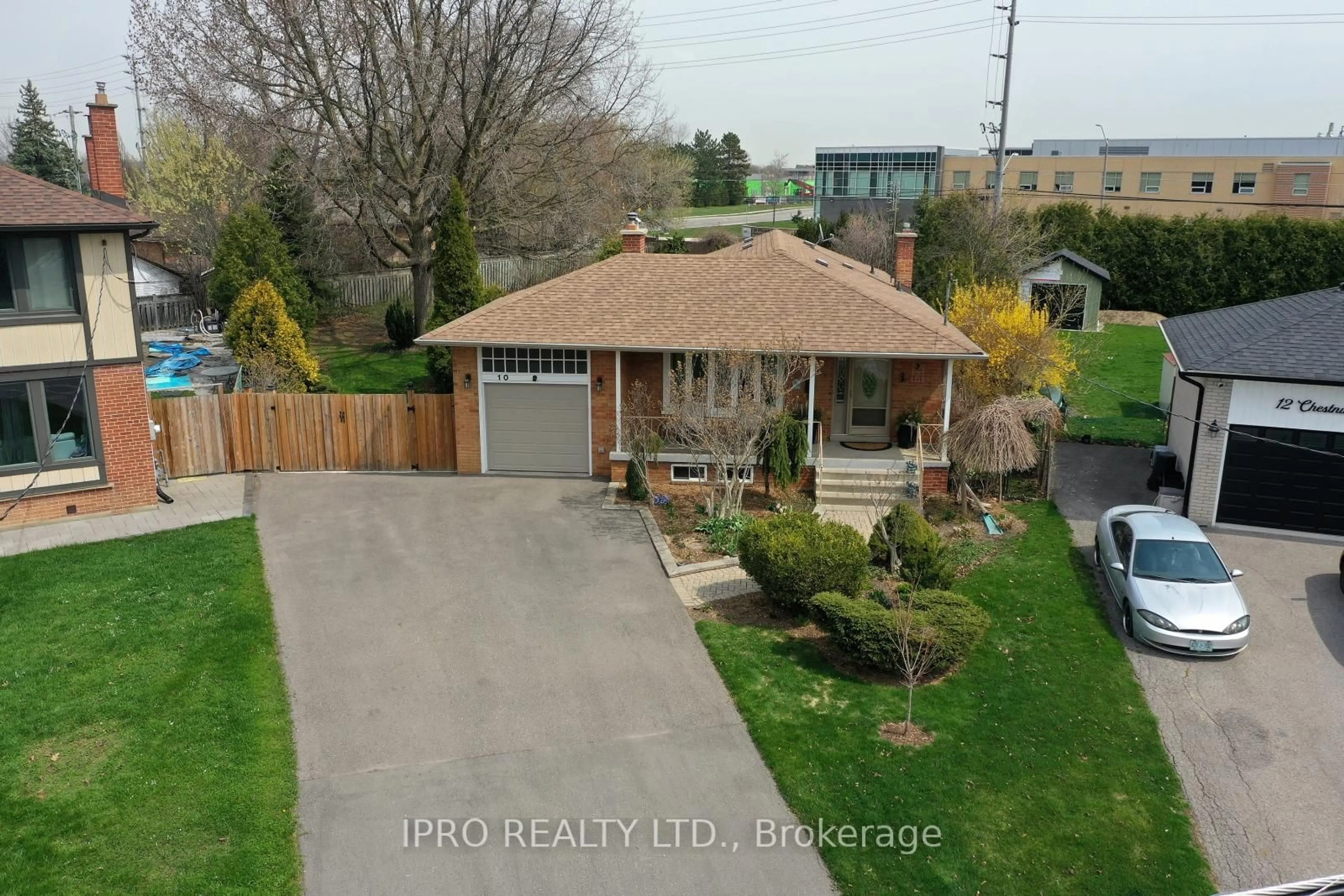 A pic from outside/outdoor area/front of a property/back of a property/a pic from drone, street for 10 CHESTNUT Ave, Brampton Ontario L6X 2A5