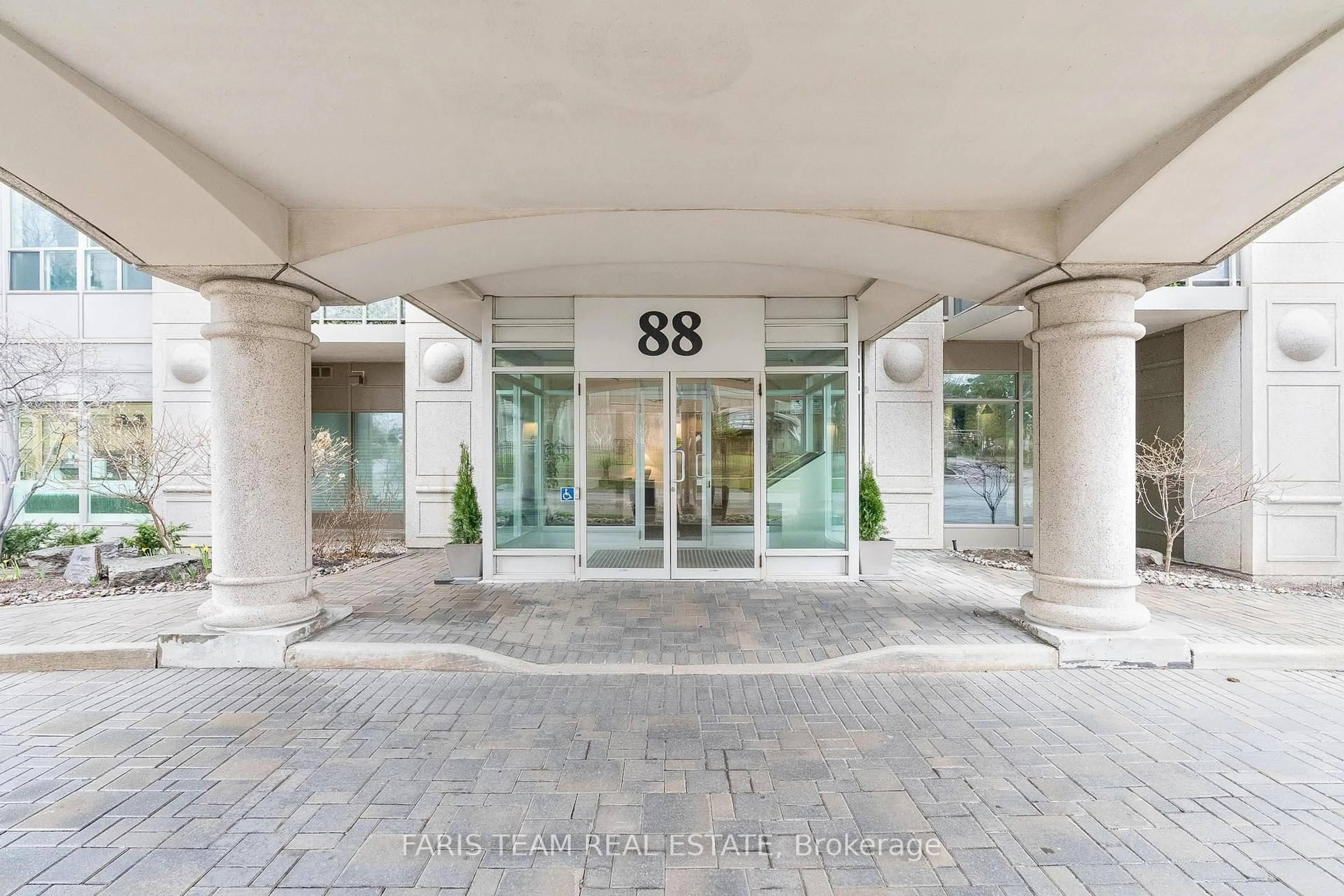 Indoor foyer for 88 Palace Pier Crt #806, Toronto Ontario M8V 4C2