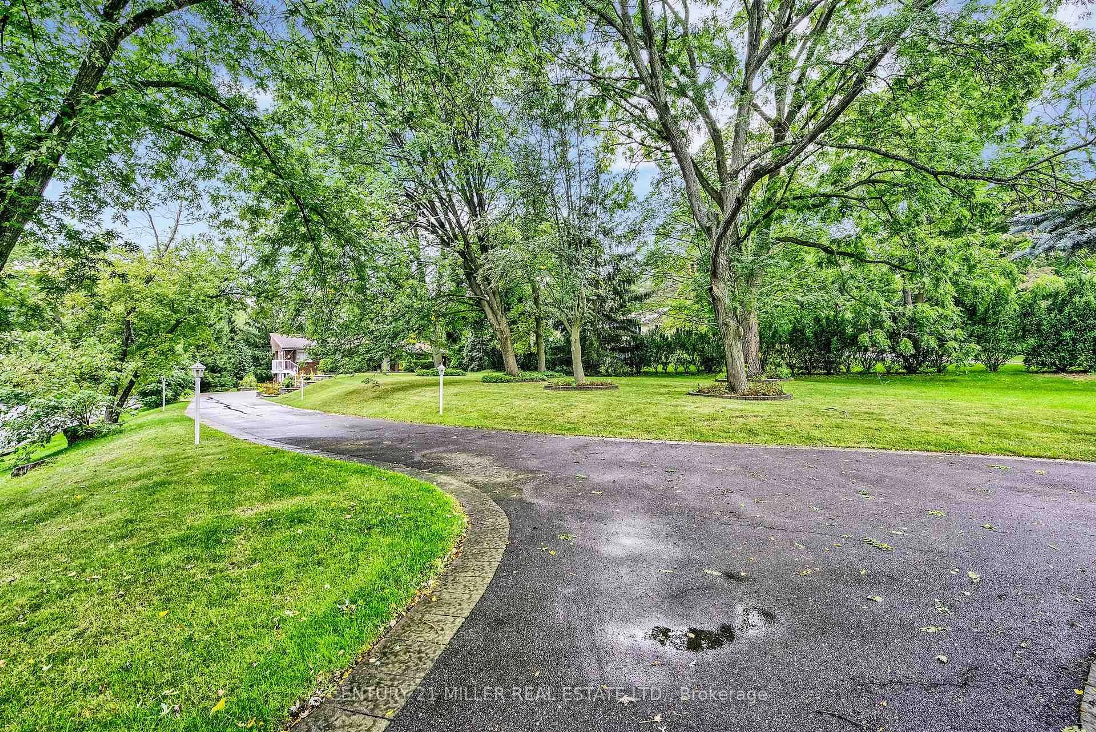A pic from outside/outdoor area/front of a property/back of a property/a pic from drone, street for 200 Morrison Rd, Oakville Ontario L6J 4J4