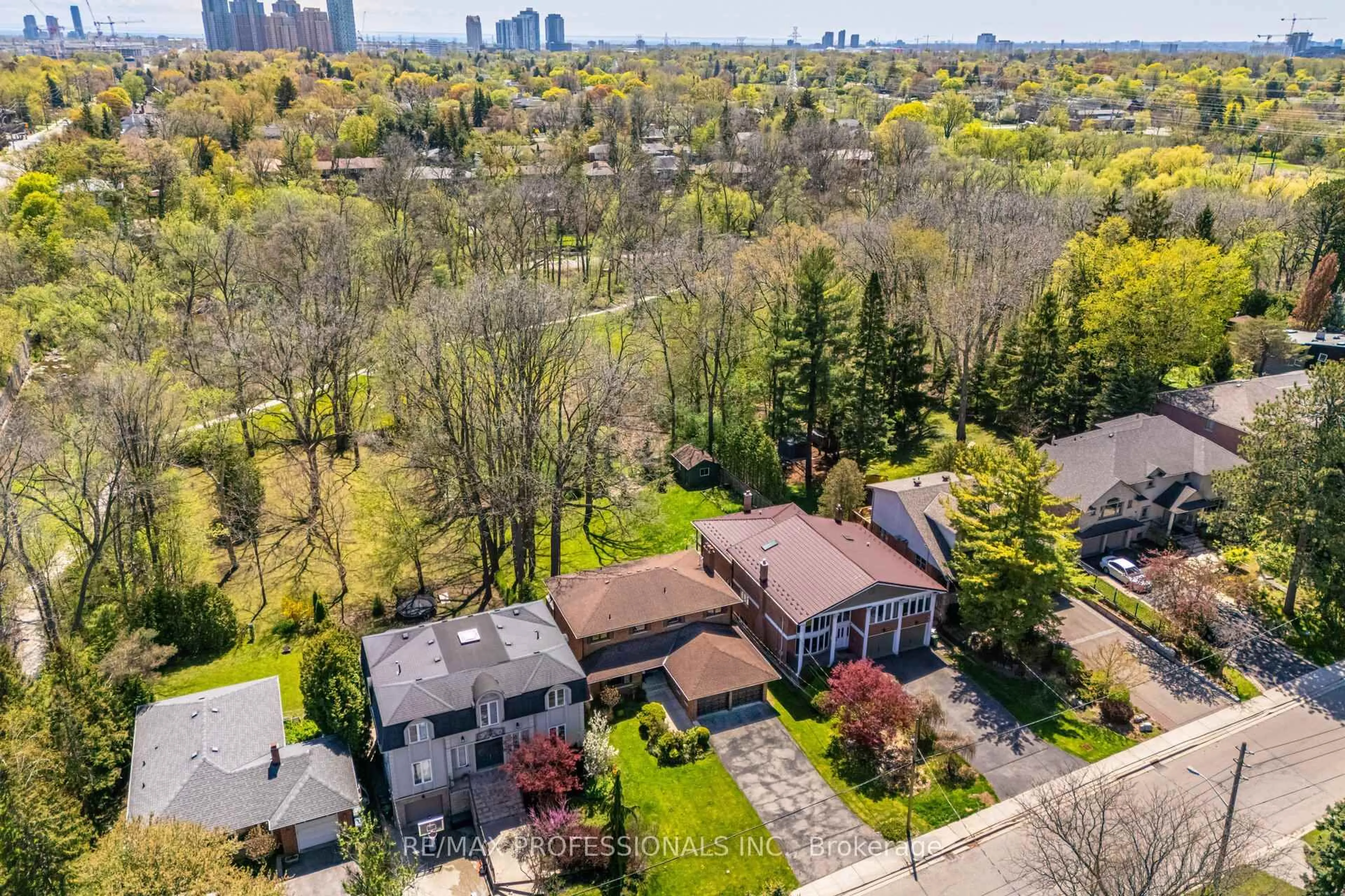 A pic from outside/outdoor area/front of a property/back of a property/a pic from drone, unknown for 9 Wingrove Hill, Toronto Ontario M9B 2C3
