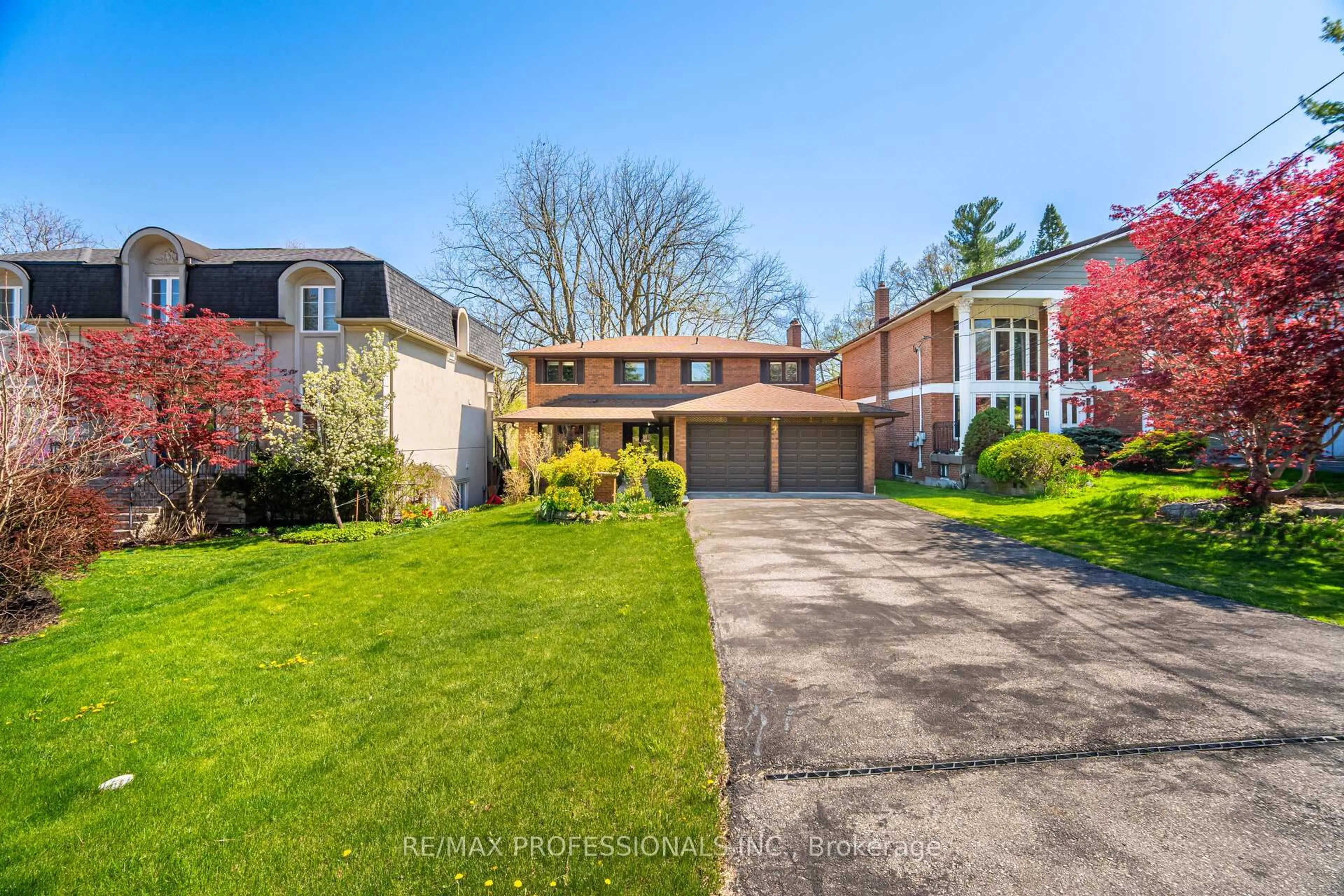 A pic from outside/outdoor area/front of a property/back of a property/a pic from drone, street for 9 Wingrove Hill, Toronto Ontario M9B 2C3